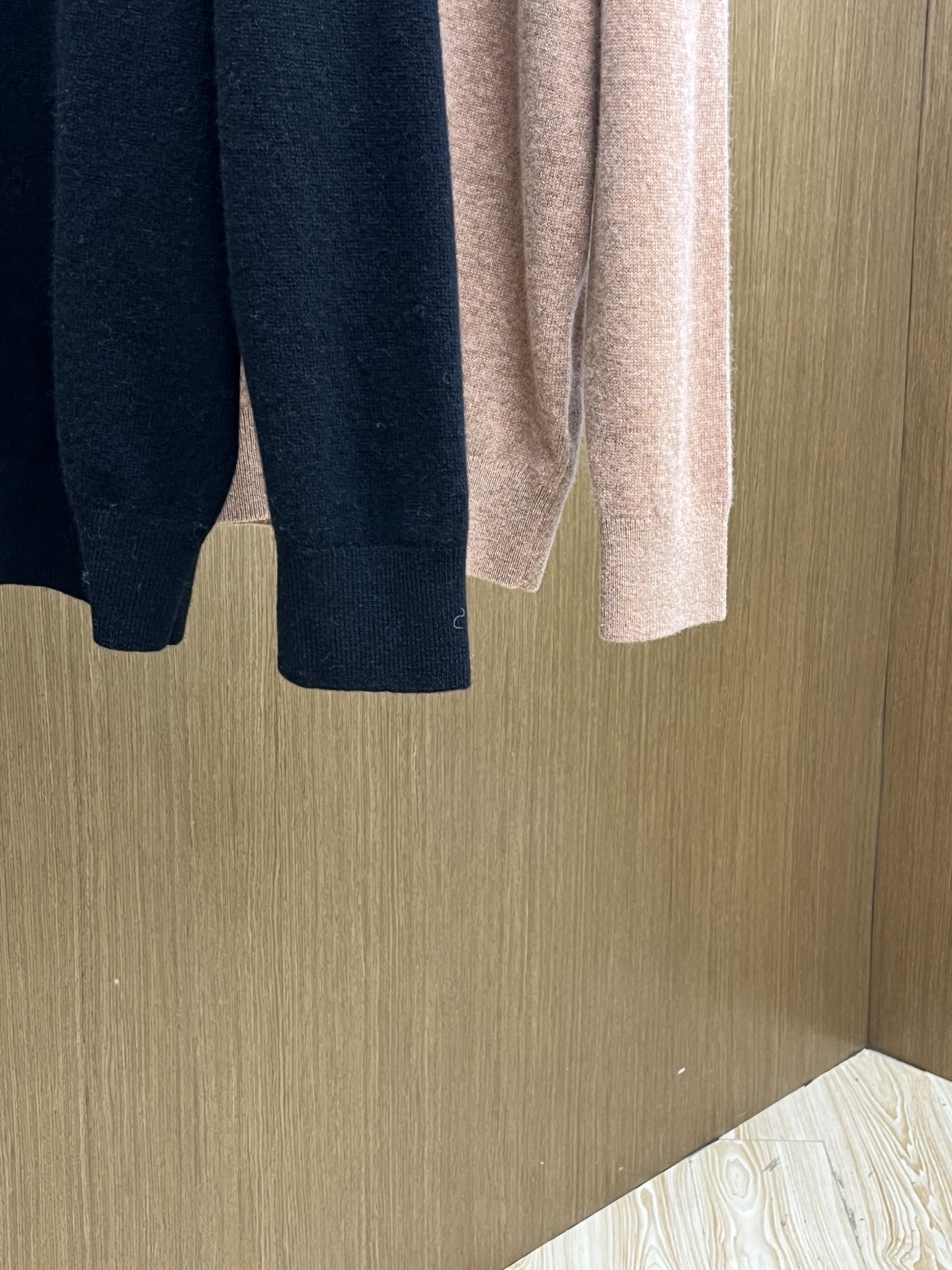 秋冬 lP🆕 采用羊绒羊毛混纺纱线，保暖性佳，蓬松柔软，加倍呵护肌肤，给你轻如无物的穿着感体验。高品质天