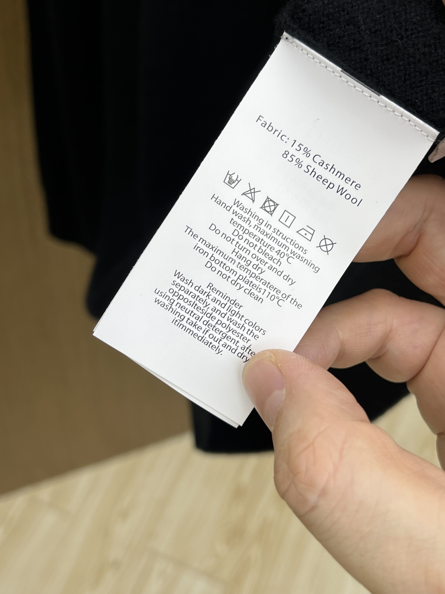 秋冬 lP🆕 采用羊绒羊毛混纺纱线，保暖性佳，蓬松柔软，加倍呵护肌肤，给你轻如无物的穿着感体验。高品质天