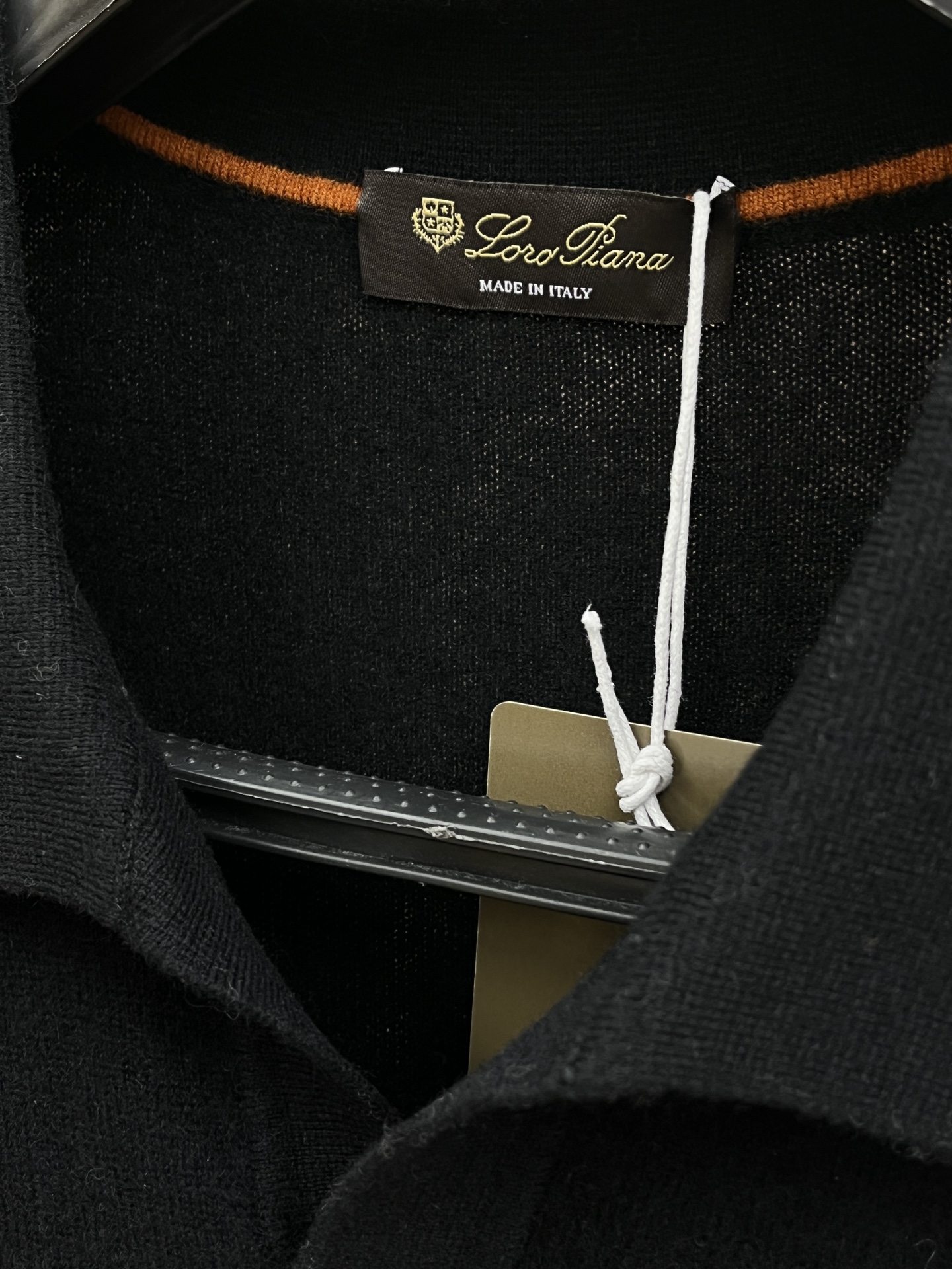 秋冬 lP🆕 采用羊绒羊毛混纺纱线，保暖性佳，蓬松柔软，加倍呵护肌肤，给你轻如无物的穿着感体验。高品质天