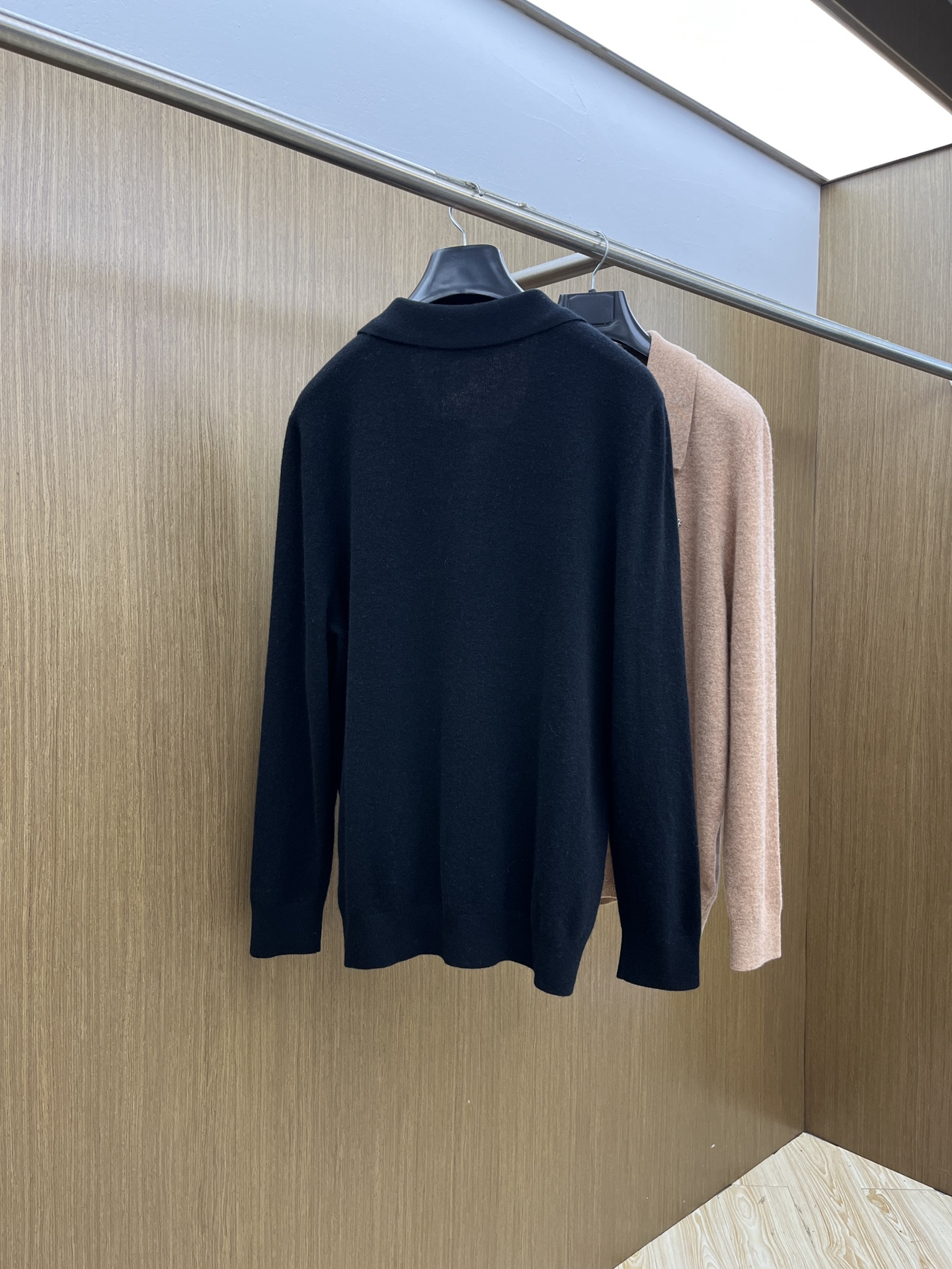 秋冬 lP🆕 采用羊绒羊毛混纺纱线，保暖性佳，蓬松柔软，加倍呵护肌肤，给你轻如无物的穿着感体验。高品质天