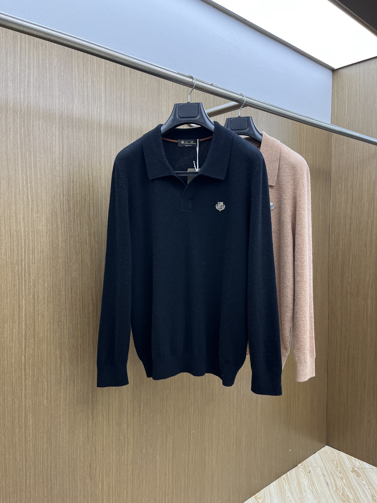 秋冬 lP🆕 采用羊绒羊毛混纺纱线，保暖性佳，蓬松柔软，加倍呵护肌肤，给你轻如无物的穿着感体验。高品质天