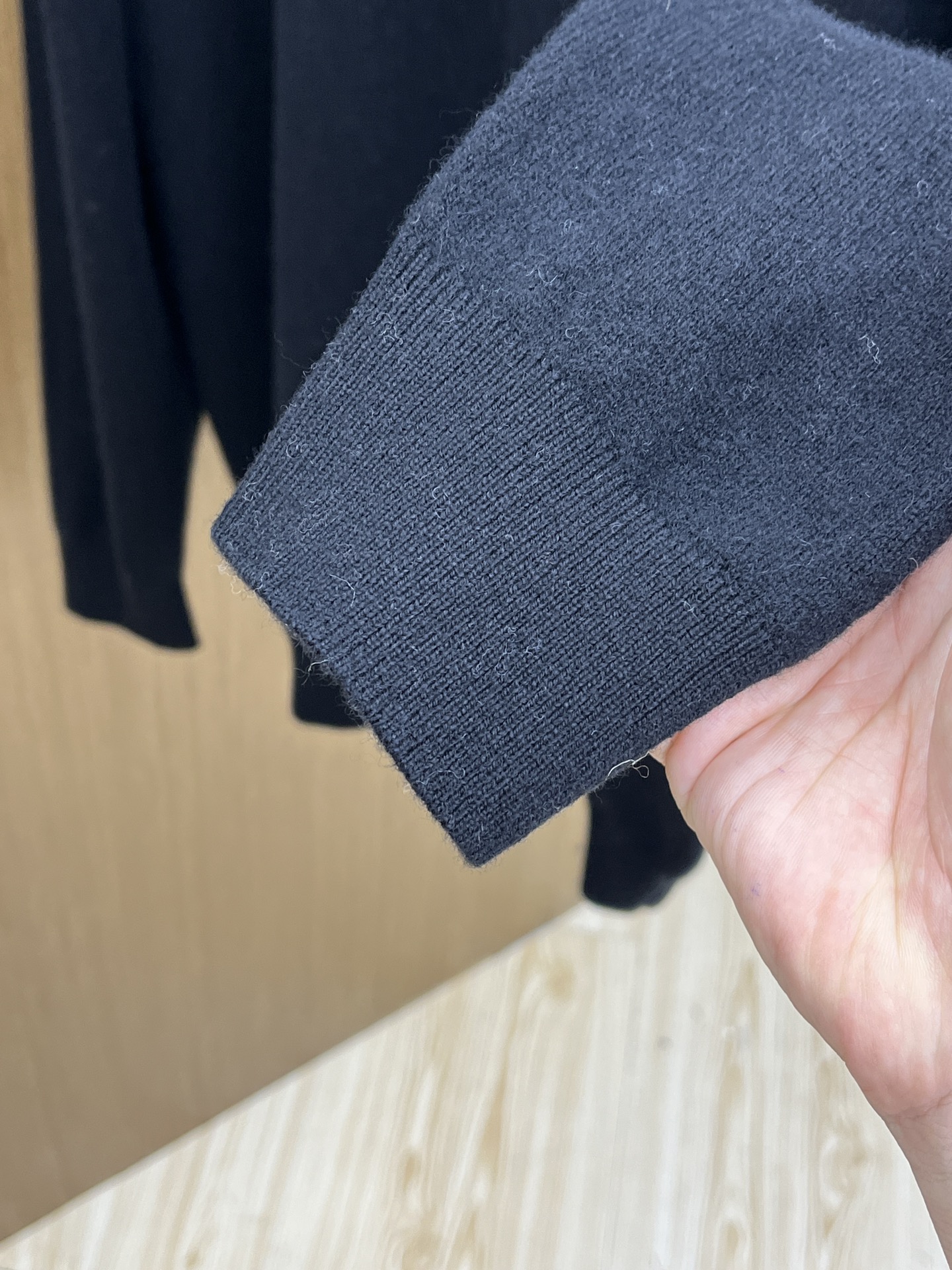 秋冬 lP🆕 采用羊绒羊毛混纺纱线，保暖性佳，蓬松柔软，加倍呵护肌肤，给你轻如无物的穿着感体验。高品质天