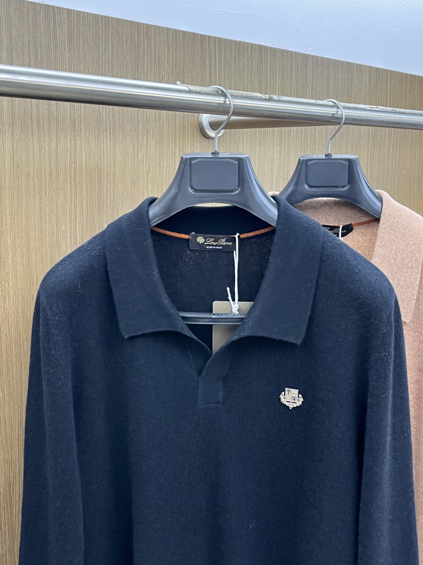 秋冬 lP🆕 采用羊绒羊毛混纺纱线，保暖性佳，蓬松柔软，加倍呵护肌肤，给你轻如无物的穿着感体验。高品质天