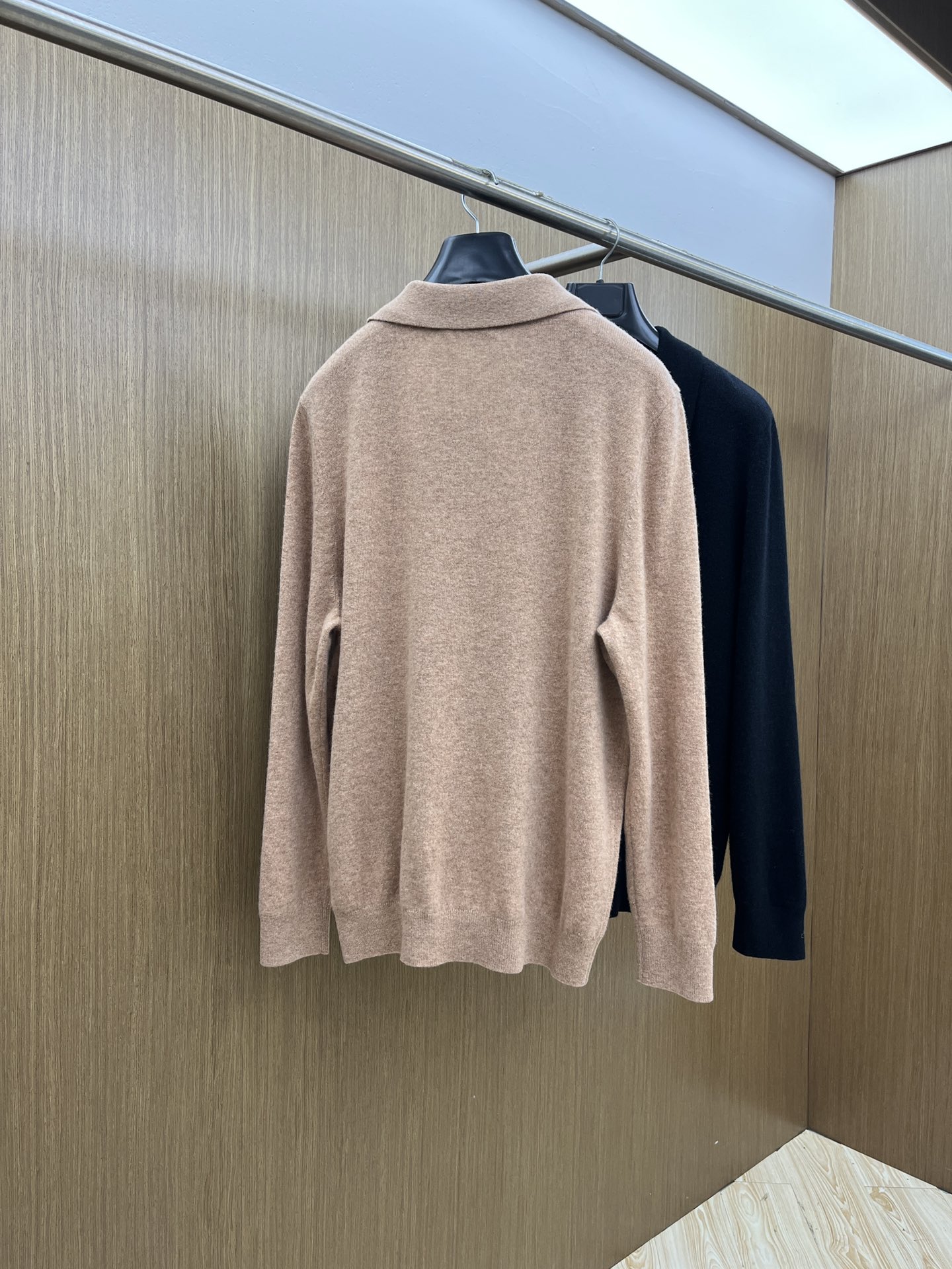 秋冬 lP🆕 采用羊绒羊毛混纺纱线，保暖性佳，蓬松柔软，加倍呵护肌肤，给你轻如无物的穿着感体验。高品质天