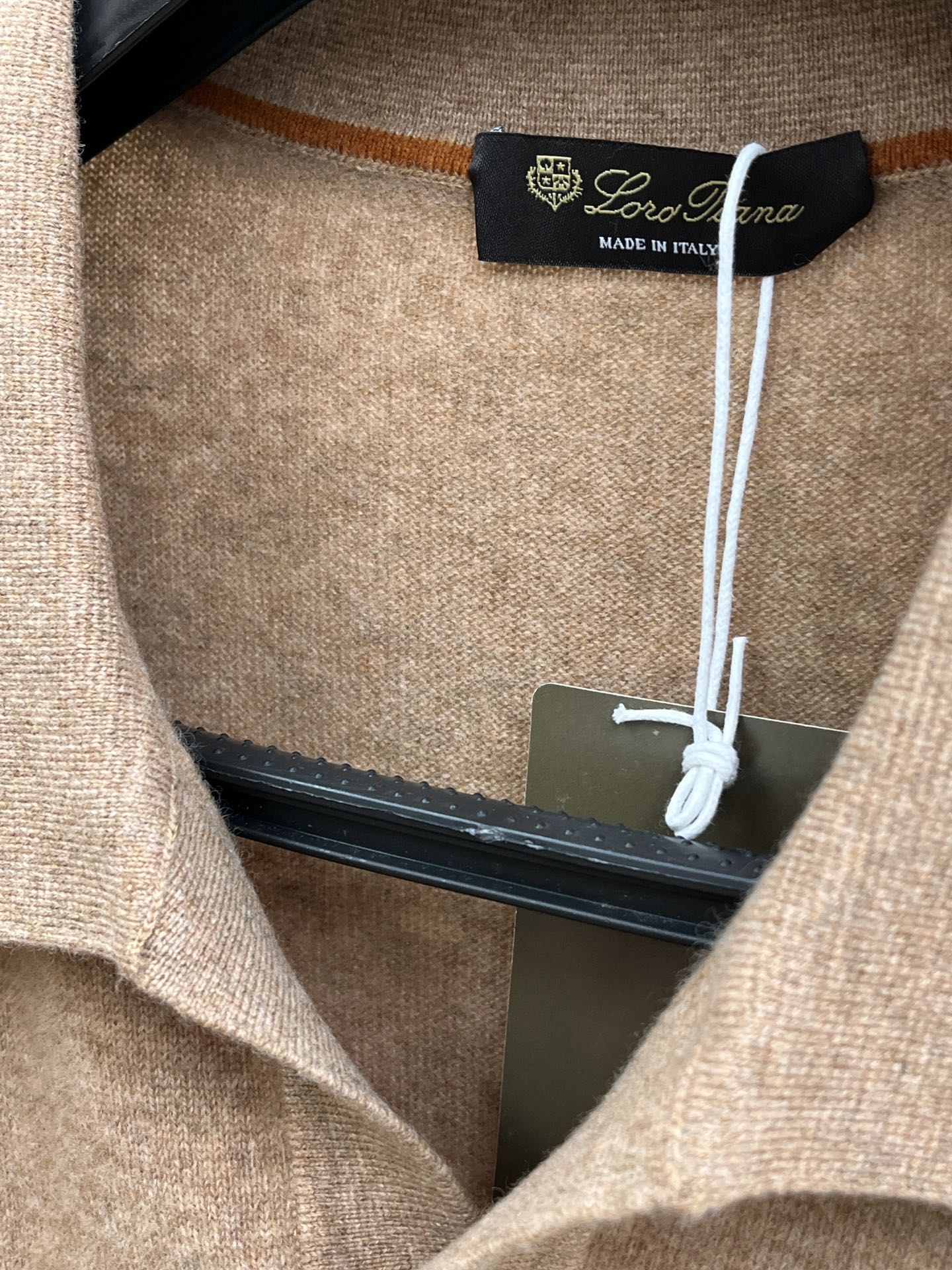 秋冬 lP🆕 采用羊绒羊毛混纺纱线，保暖性佳，蓬松柔软，加倍呵护肌肤，给你轻如无物的穿着感体验。高品质天