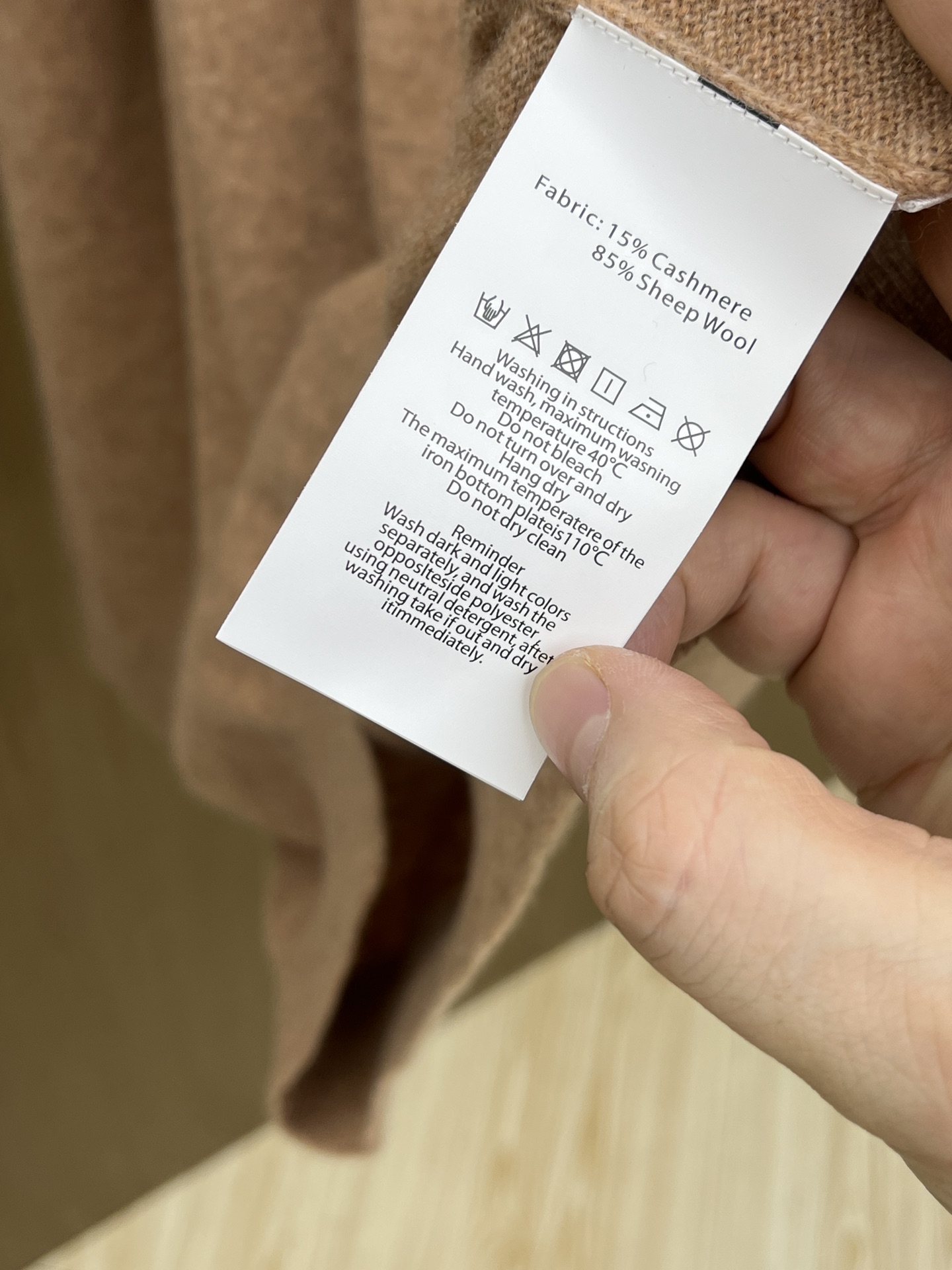 秋冬 lP🆕 采用羊绒羊毛混纺纱线，保暖性佳，蓬松柔软，加倍呵护肌肤，给你轻如无物的穿着感体验。高品质天