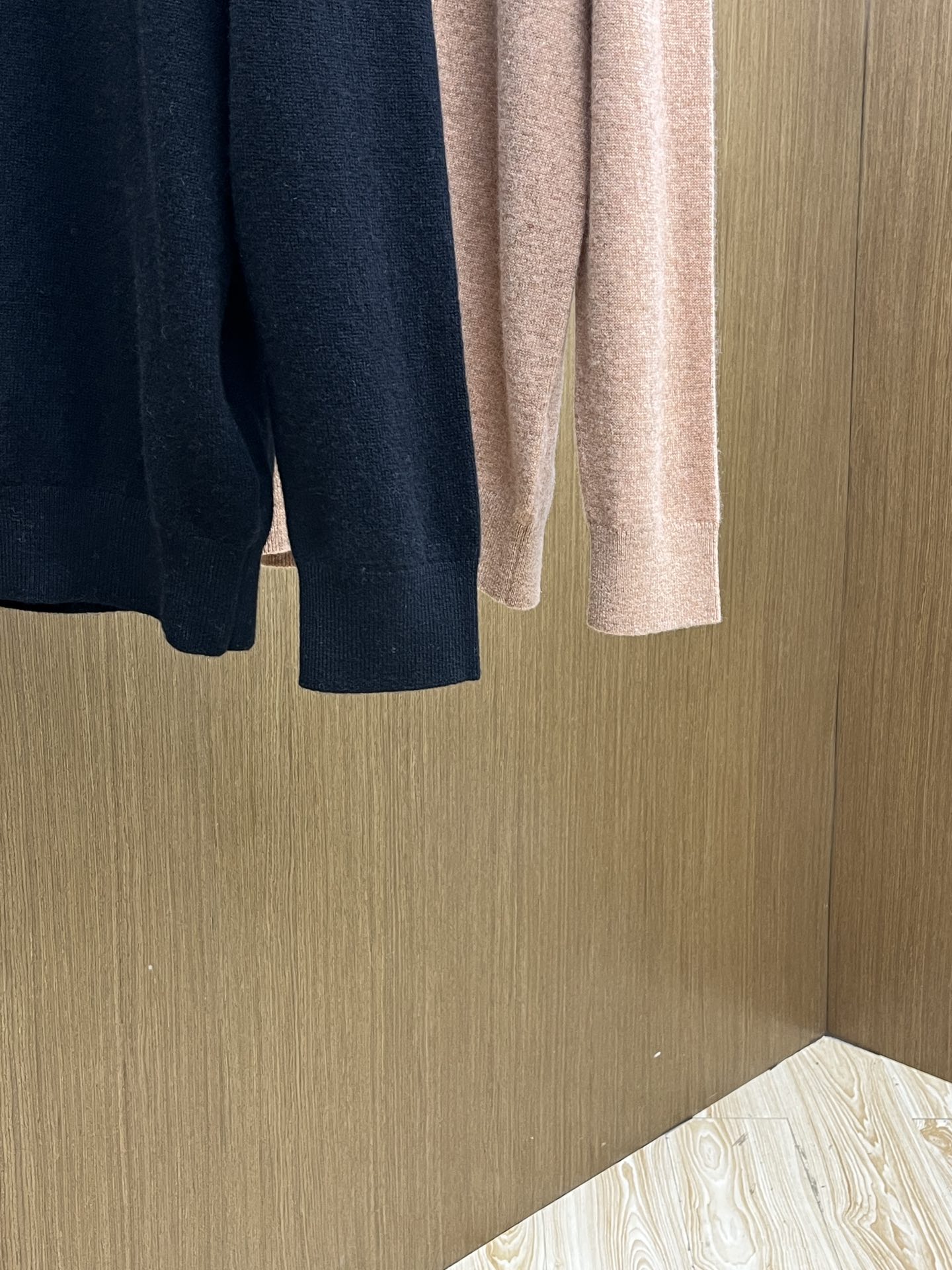 秋冬 lP🆕 采用羊绒羊毛混纺纱线，保暖性佳，蓬松柔软，加倍呵护肌肤，给你轻如无物的穿着感体验。高品质天