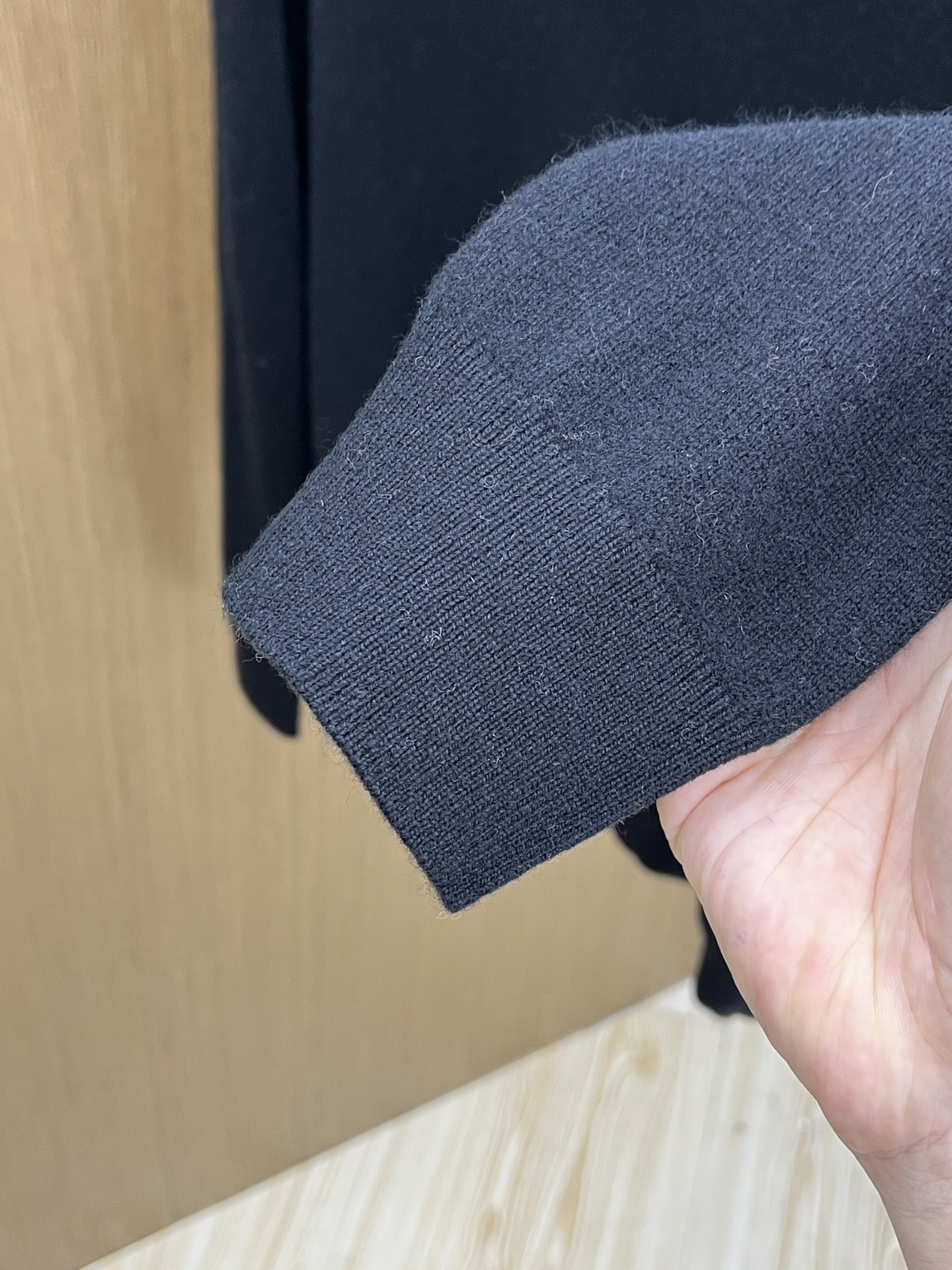 秋冬 lP🆕 采用羊绒羊毛混纺纱线，保暖性佳，蓬松柔软，加倍呵护肌肤，给你轻如无物的穿着感体验。高品质天