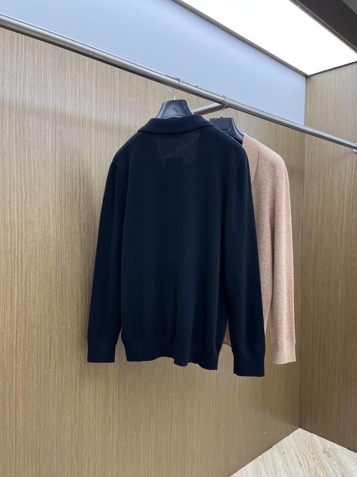 秋冬 lP🆕 采用羊绒羊毛混纺纱线，保暖性佳，蓬松柔软，加倍呵护肌肤，给你轻如无物的穿着感体验。高品质天