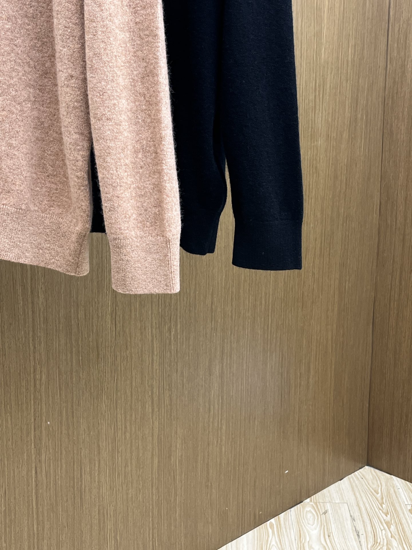 秋冬 lP🆕 采用羊绒羊毛混纺纱线，保暖性佳，蓬松柔软，加倍呵护肌肤，给你轻如无物的穿着感体验。高品质天