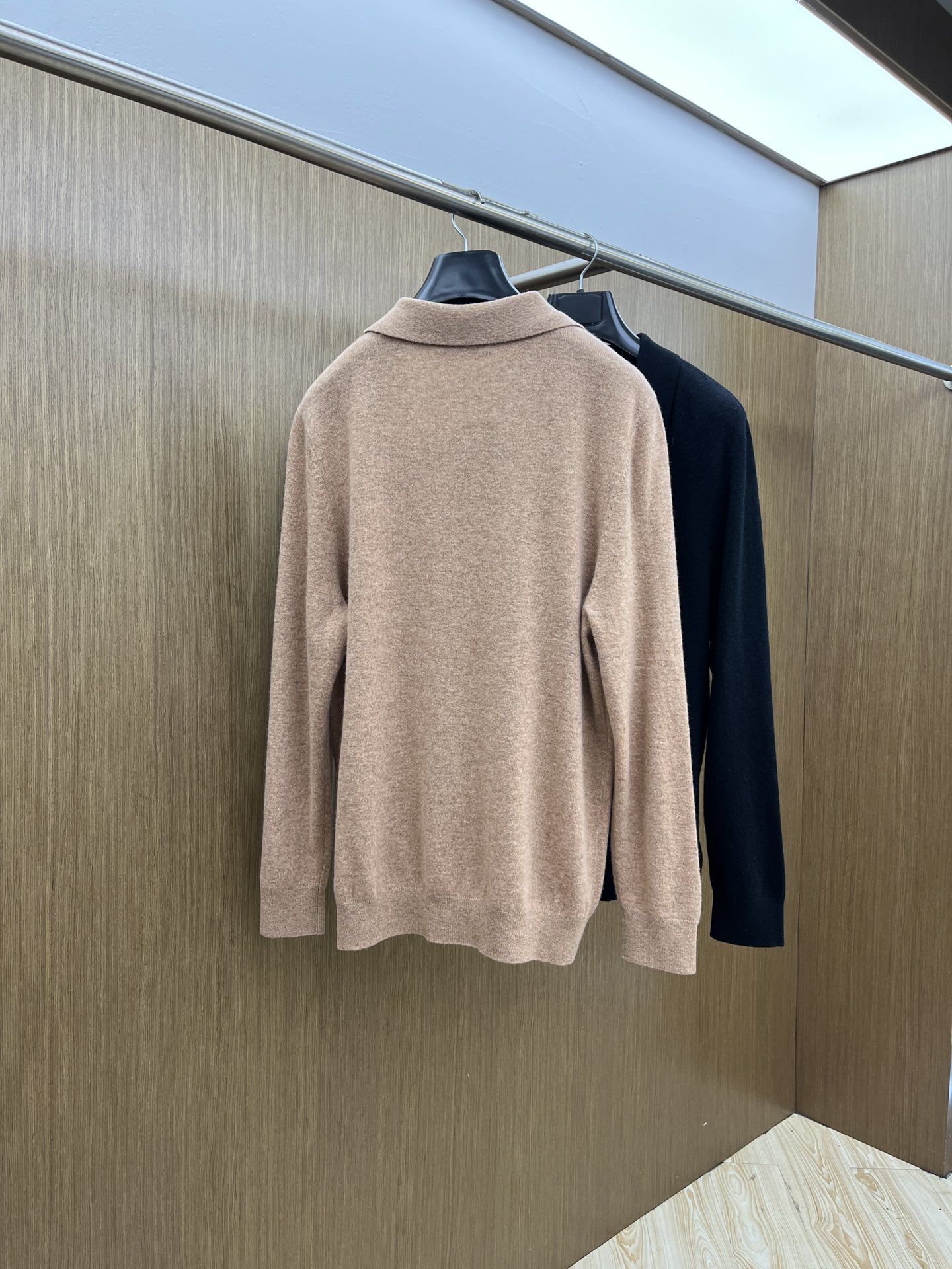 秋冬 lP🆕 采用羊绒羊毛混纺纱线，保暖性佳，蓬松柔软，加倍呵护肌肤，给你轻如无物的穿着感体验。高品质天