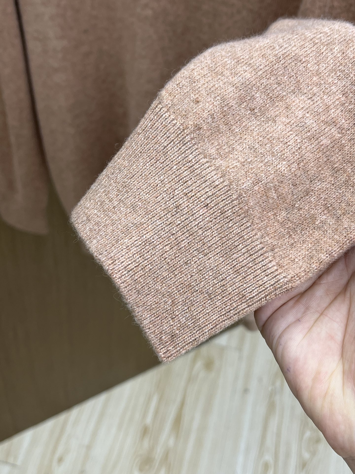 秋冬 lP🆕 采用羊绒羊毛混纺纱线，保暖性佳，蓬松柔软，加倍呵护肌肤，给你轻如无物的穿着感体验。高品质天