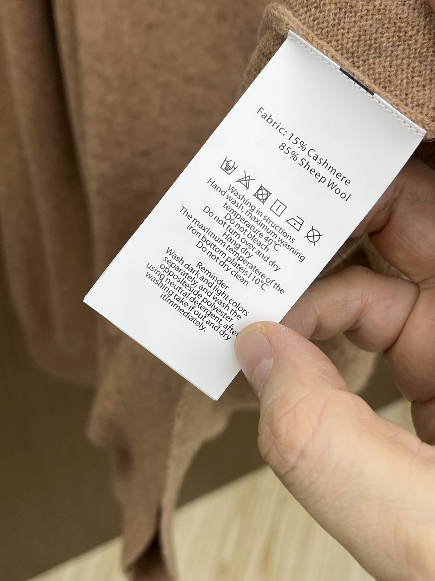 秋冬 lP🆕 采用羊绒羊毛混纺纱线，保暖性佳，蓬松柔软，加倍呵护肌肤，给你轻如无物的穿着感体验。高品质天