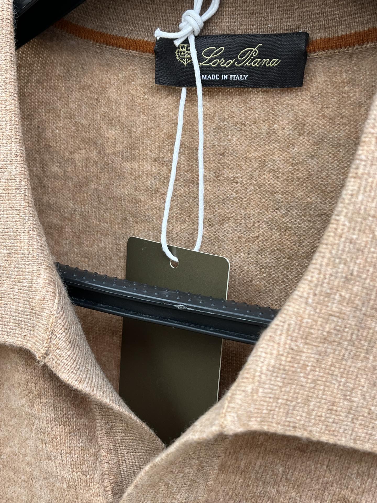 秋冬 lP🆕 采用羊绒羊毛混纺纱线，保暖性佳，蓬松柔软，加倍呵护肌肤，给你轻如无物的穿着感体验。高品质天