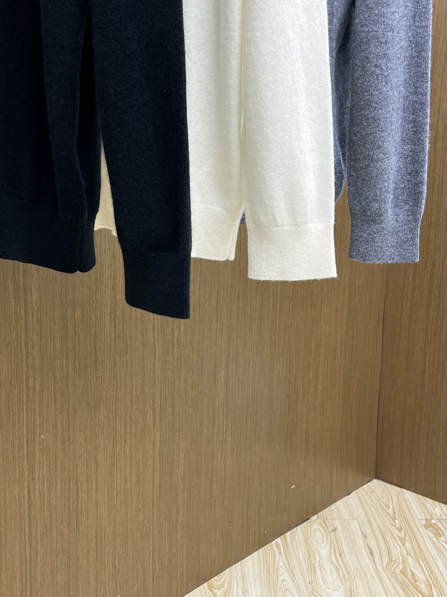 秋冬 PD 采用羊绒羊毛混纺纱线，保暖性佳，蓬松柔软，加倍呵护肌肤，给你轻如无物的穿着感体验。高品质天然