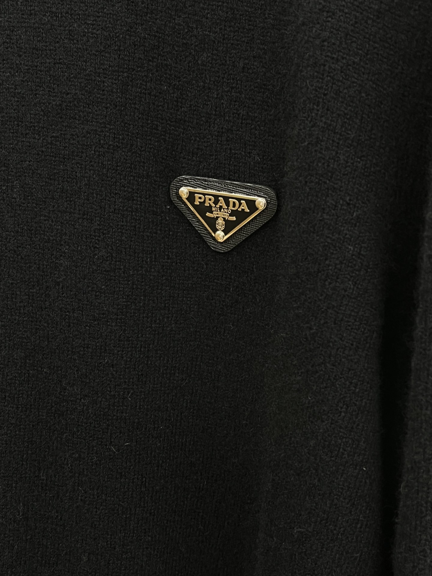 秋冬 PD 采用羊绒羊毛混纺纱线，保暖性佳，蓬松柔软，加倍呵护肌肤，给你轻如无物的穿着感体验。高品质天然