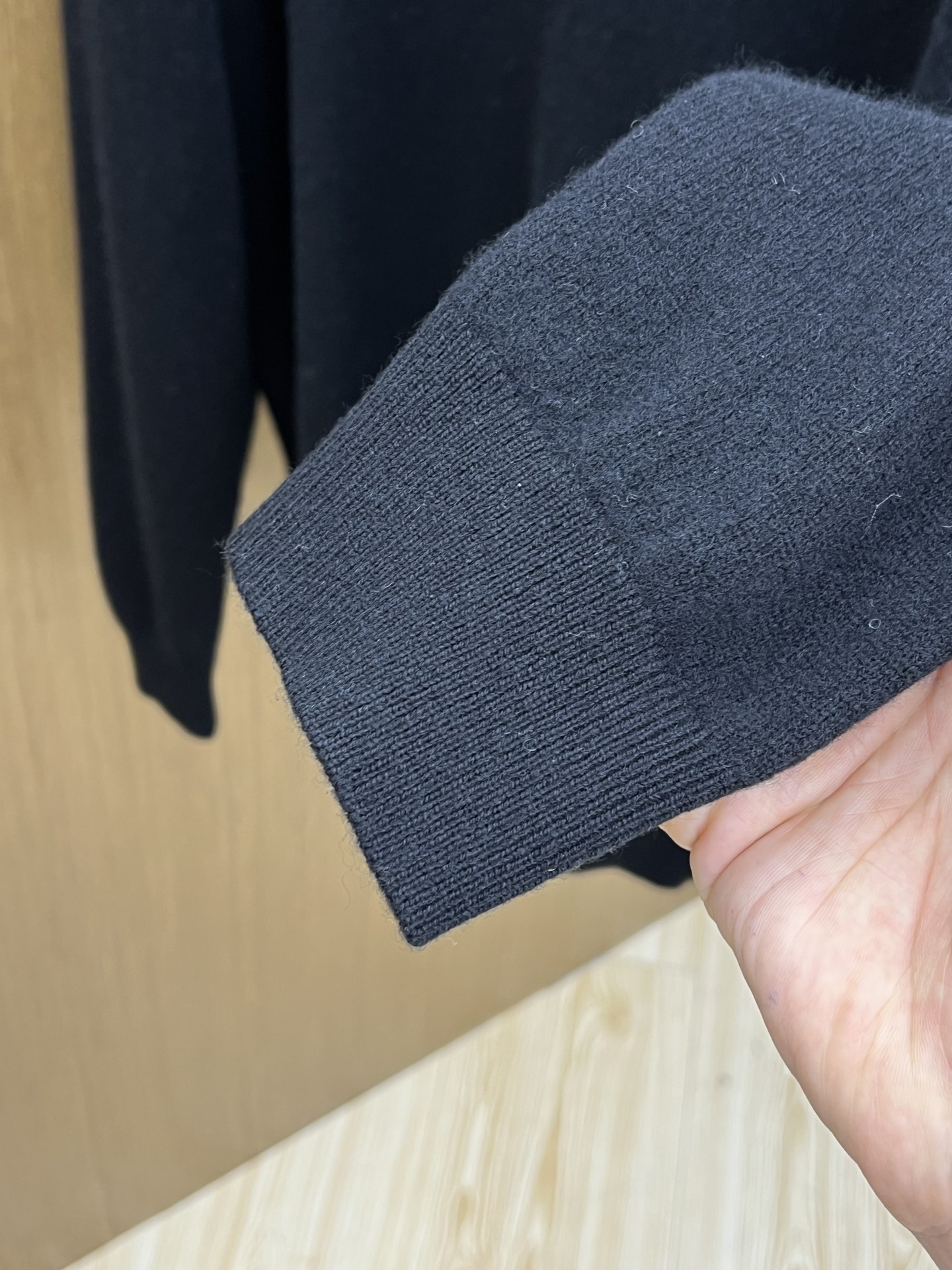 秋冬 PD 采用羊绒羊毛混纺纱线，保暖性佳，蓬松柔软，加倍呵护肌肤，给你轻如无物的穿着感体验。高品质天然