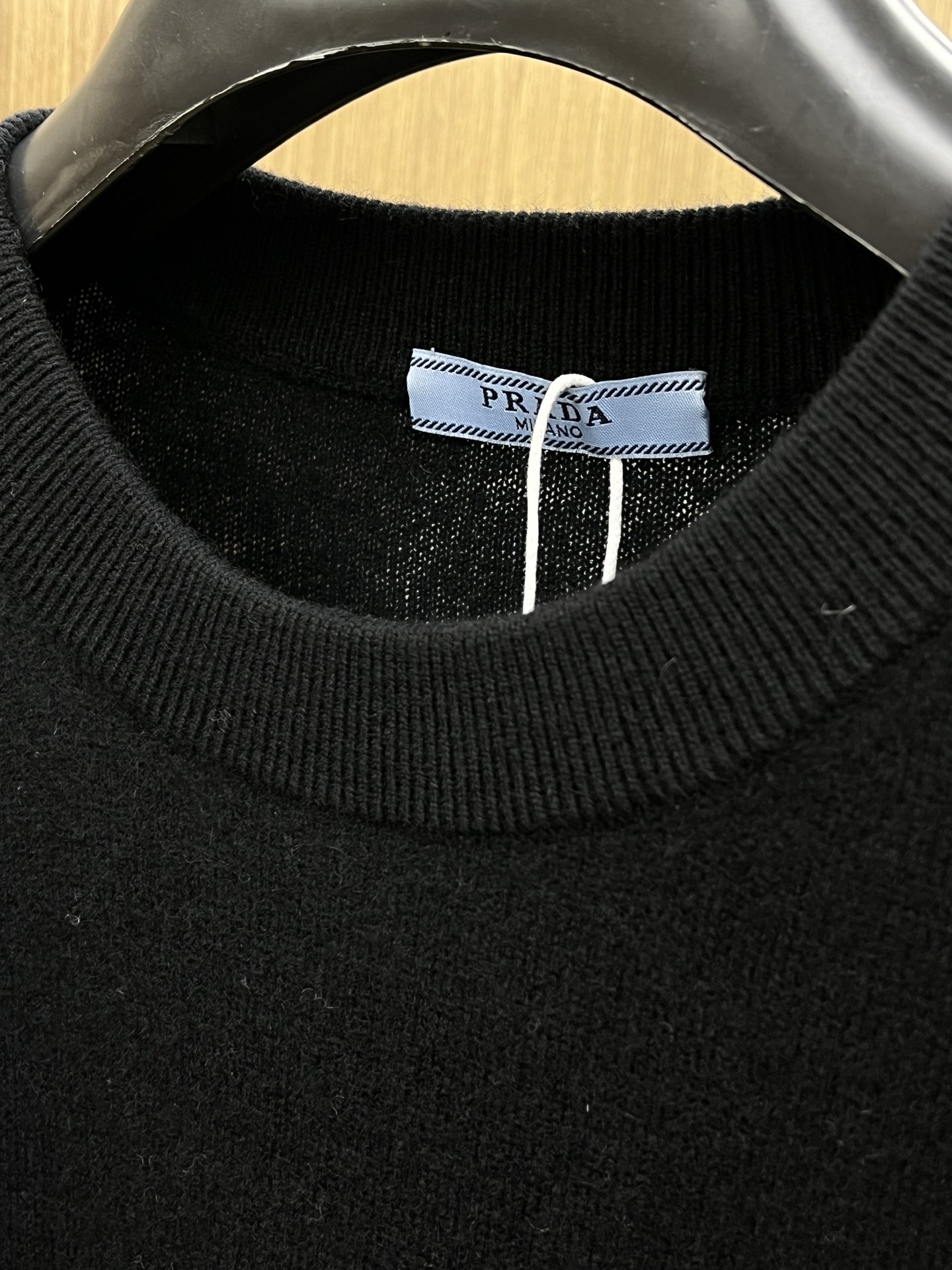 秋冬 PD 采用羊绒羊毛混纺纱线，保暖性佳，蓬松柔软，加倍呵护肌肤，给你轻如无物的穿着感体验。高品质天然