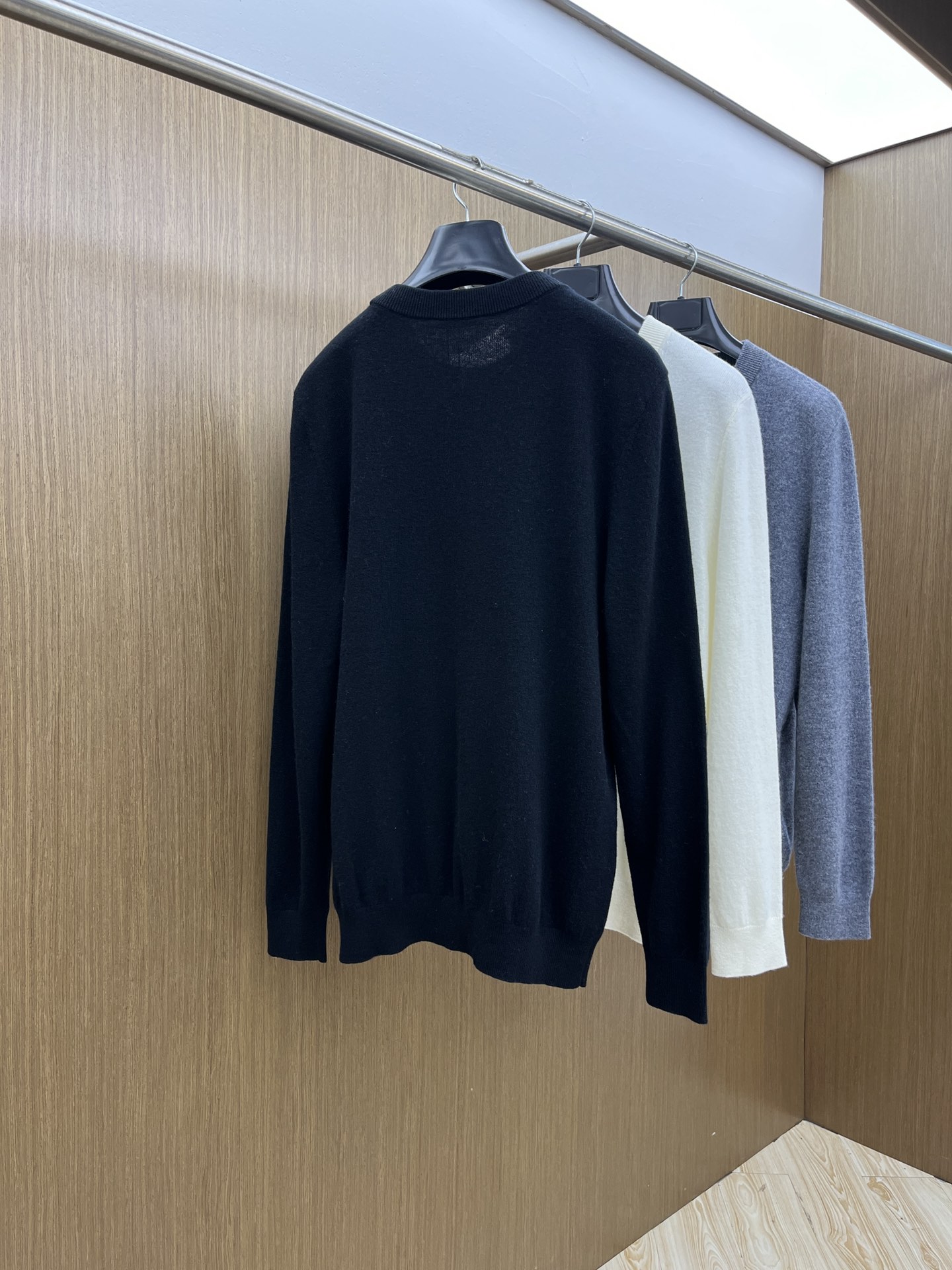 秋冬 PD 采用羊绒羊毛混纺纱线，保暖性佳，蓬松柔软，加倍呵护肌肤，给你轻如无物的穿着感体验。高品质天然