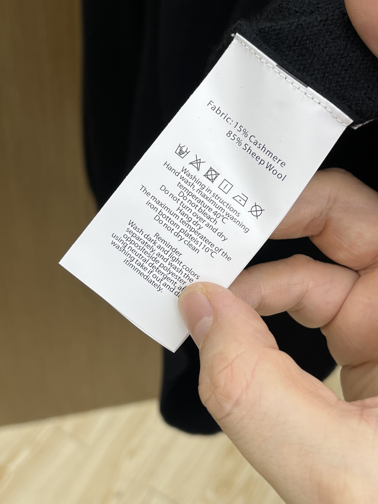 秋冬 PD 采用羊绒羊毛混纺纱线，保暖性佳，蓬松柔软，加倍呵护肌肤，给你轻如无物的穿着感体验。高品质天然