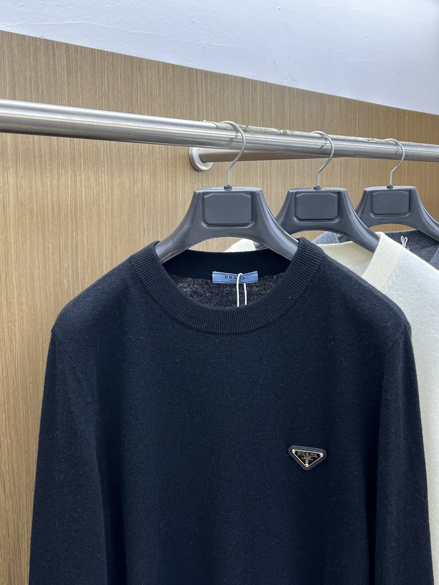 秋冬 PD 采用羊绒羊毛混纺纱线，保暖性佳，蓬松柔软，加倍呵护肌肤，给你轻如无物的穿着感体验。高品质天然