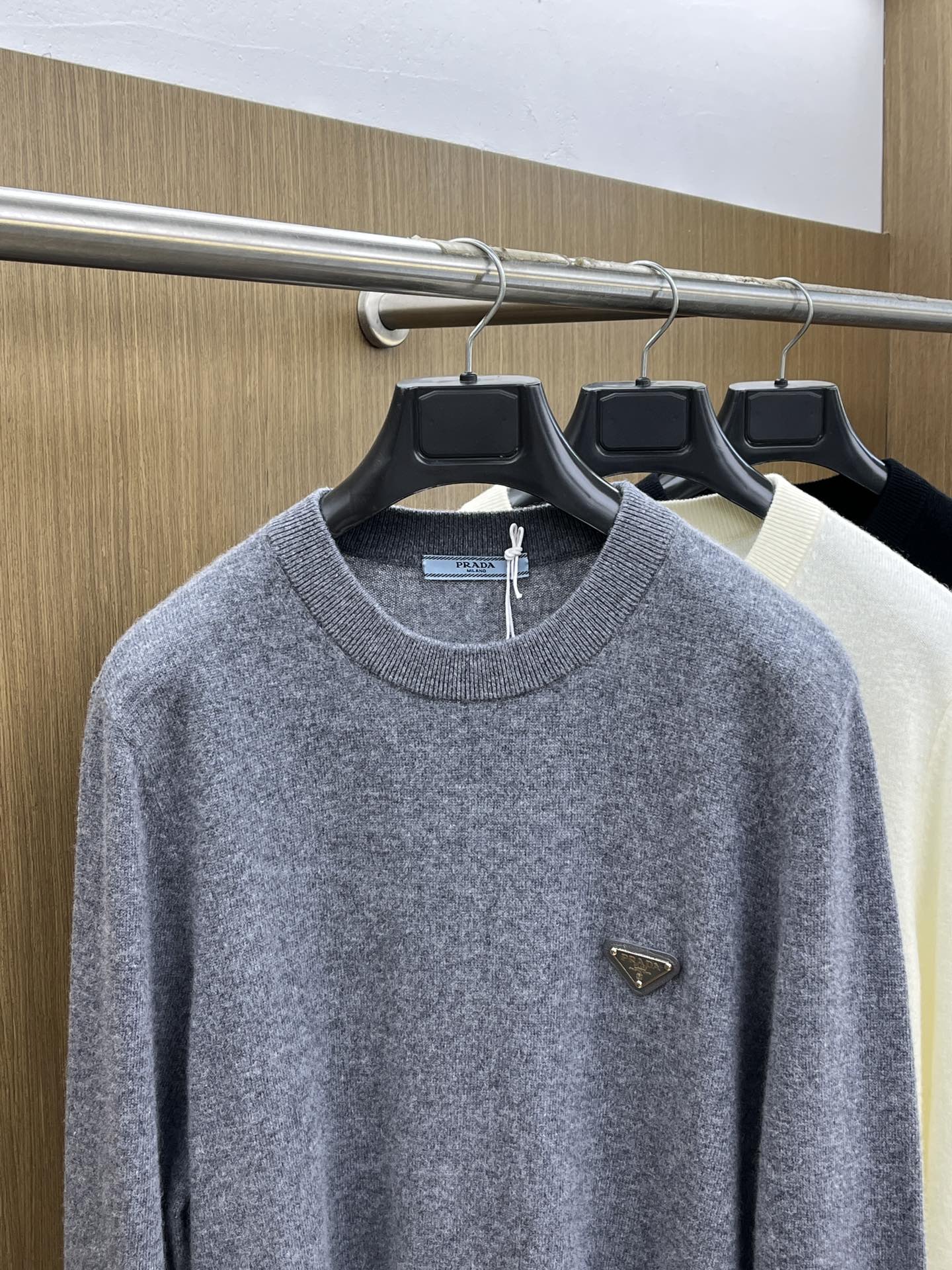 秋冬 PD 采用羊绒羊毛混纺纱线，保暖性佳，蓬松柔软，加倍呵护肌肤，给你轻如无物的穿着感体验。高品质天然