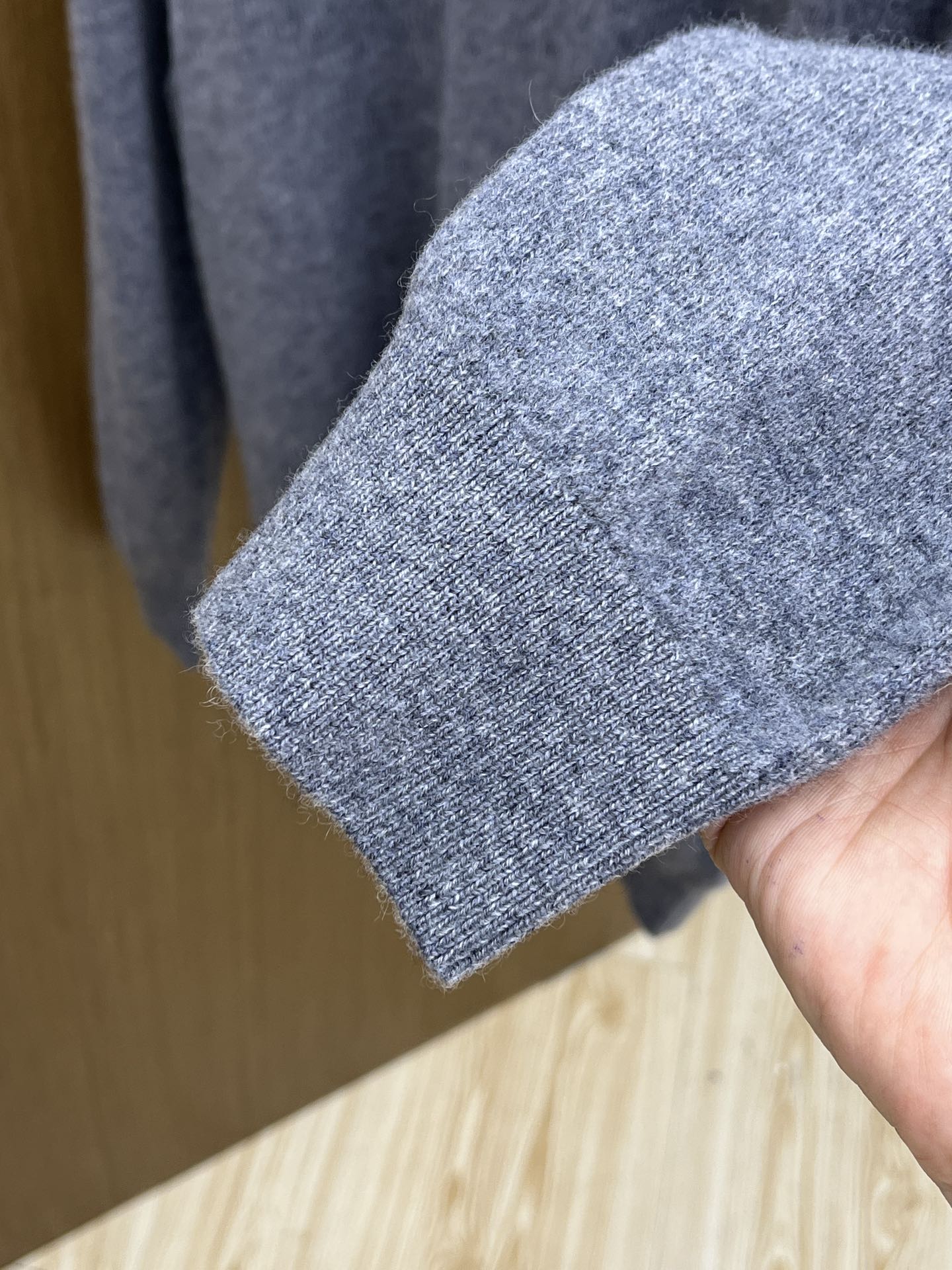 秋冬 PD 采用羊绒羊毛混纺纱线，保暖性佳，蓬松柔软，加倍呵护肌肤，给你轻如无物的穿着感体验。高品质天然