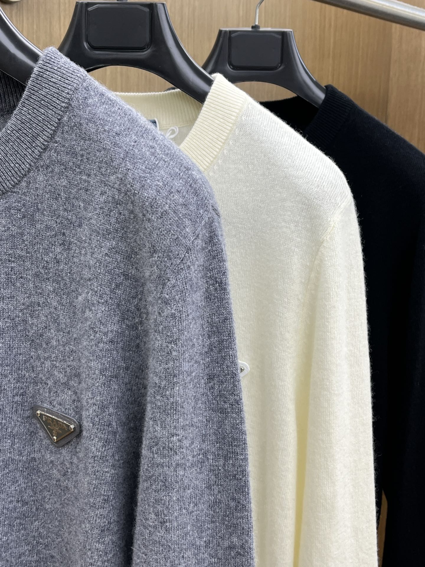 秋冬 PD 采用羊绒羊毛混纺纱线，保暖性佳，蓬松柔软，加倍呵护肌肤，给你轻如无物的穿着感体验。高品质天然