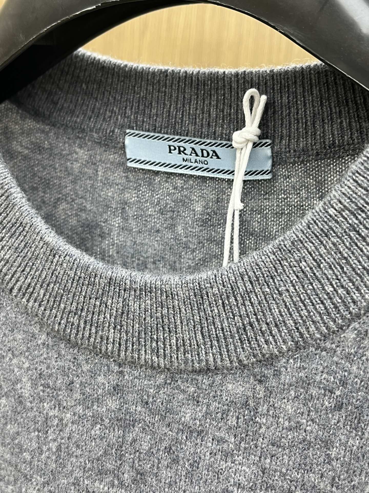 秋冬 PD 采用羊绒羊毛混纺纱线，保暖性佳，蓬松柔软，加倍呵护肌肤，给你轻如无物的穿着感体验。高品质天然