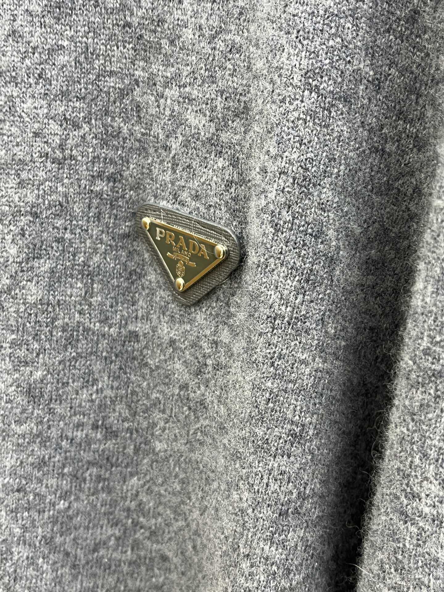 秋冬 PD 采用羊绒羊毛混纺纱线，保暖性佳，蓬松柔软，加倍呵护肌肤，给你轻如无物的穿着感体验。高品质天然