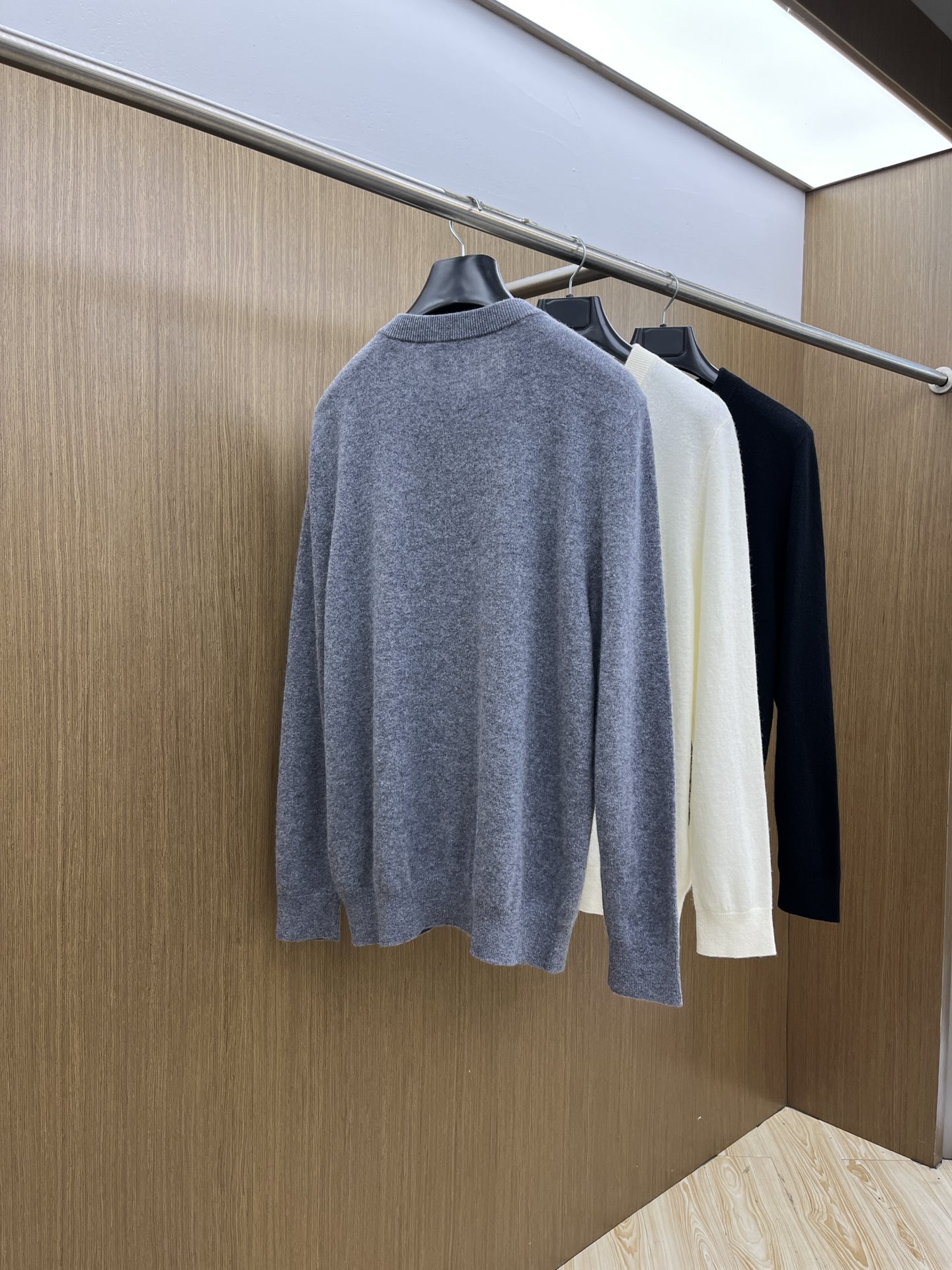 秋冬 PD 采用羊绒羊毛混纺纱线，保暖性佳，蓬松柔软，加倍呵护肌肤，给你轻如无物的穿着感体验。高品质天然