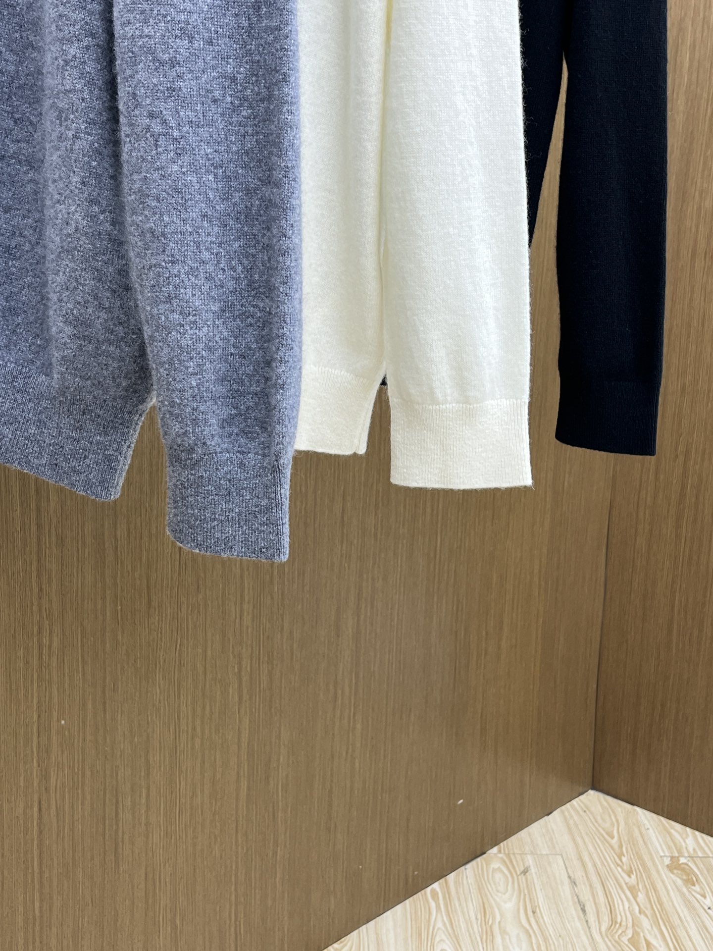 秋冬 PD 采用羊绒羊毛混纺纱线，保暖性佳，蓬松柔软，加倍呵护肌肤，给你轻如无物的穿着感体验。高品质天然