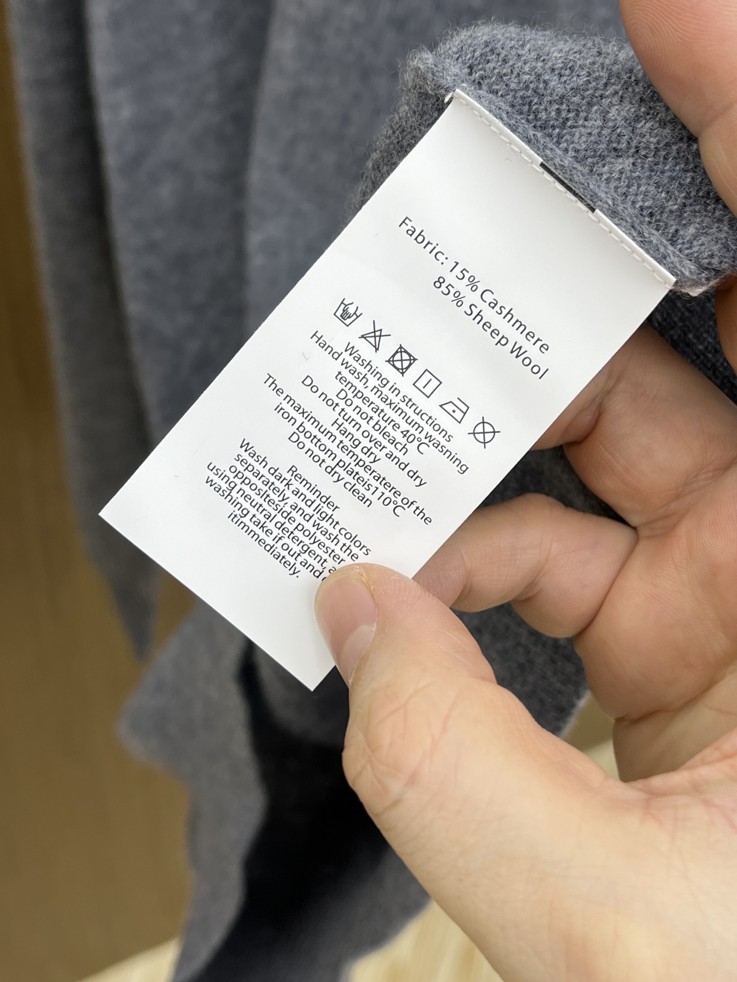 秋冬 PD 采用羊绒羊毛混纺纱线，保暖性佳，蓬松柔软，加倍呵护肌肤，给你轻如无物的穿着感体验。高品质天然