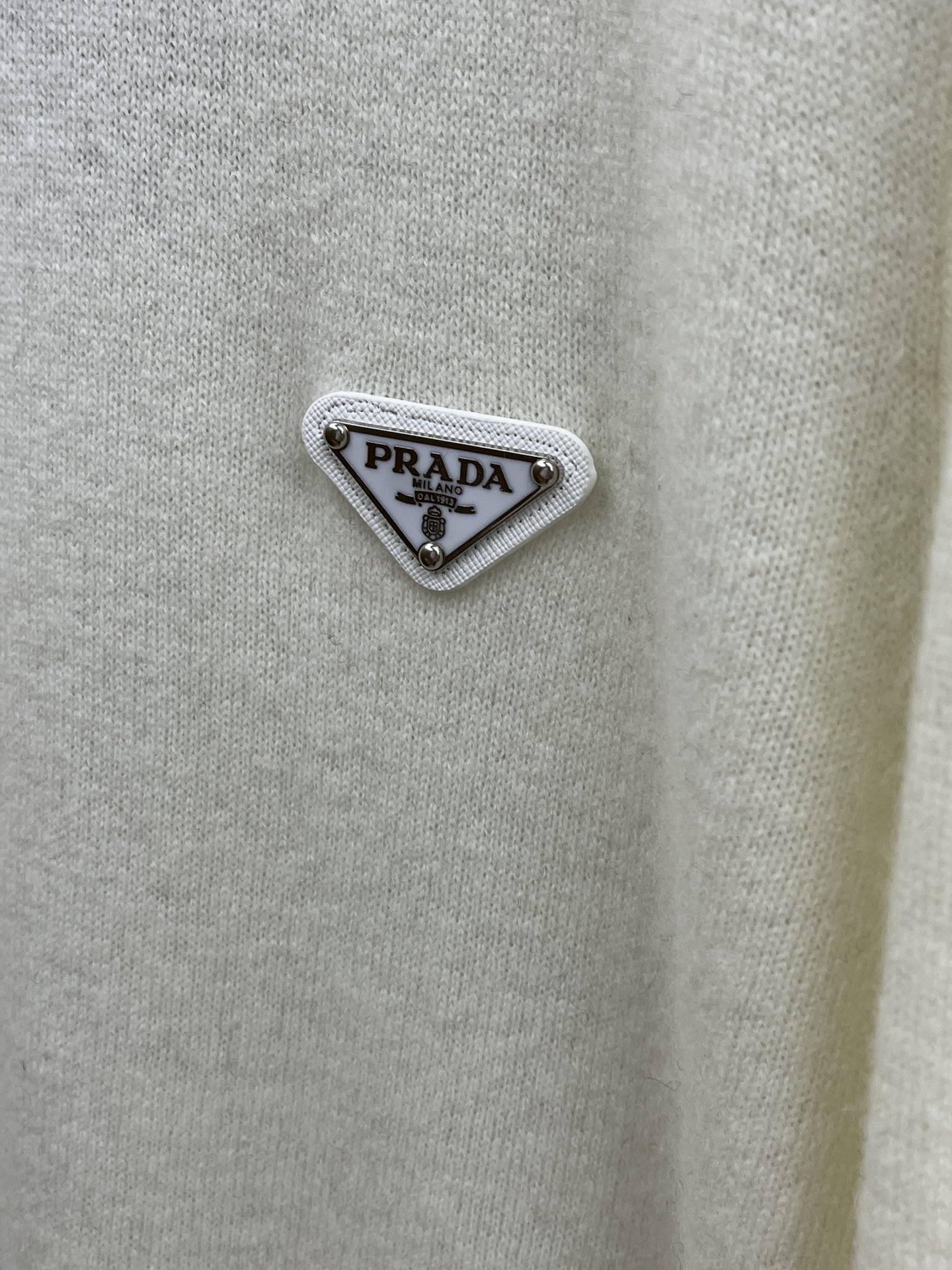 秋冬 PD 采用羊绒羊毛混纺纱线，保暖性佳，蓬松柔软，加倍呵护肌肤，给你轻如无物的穿着感体验。高品质天然