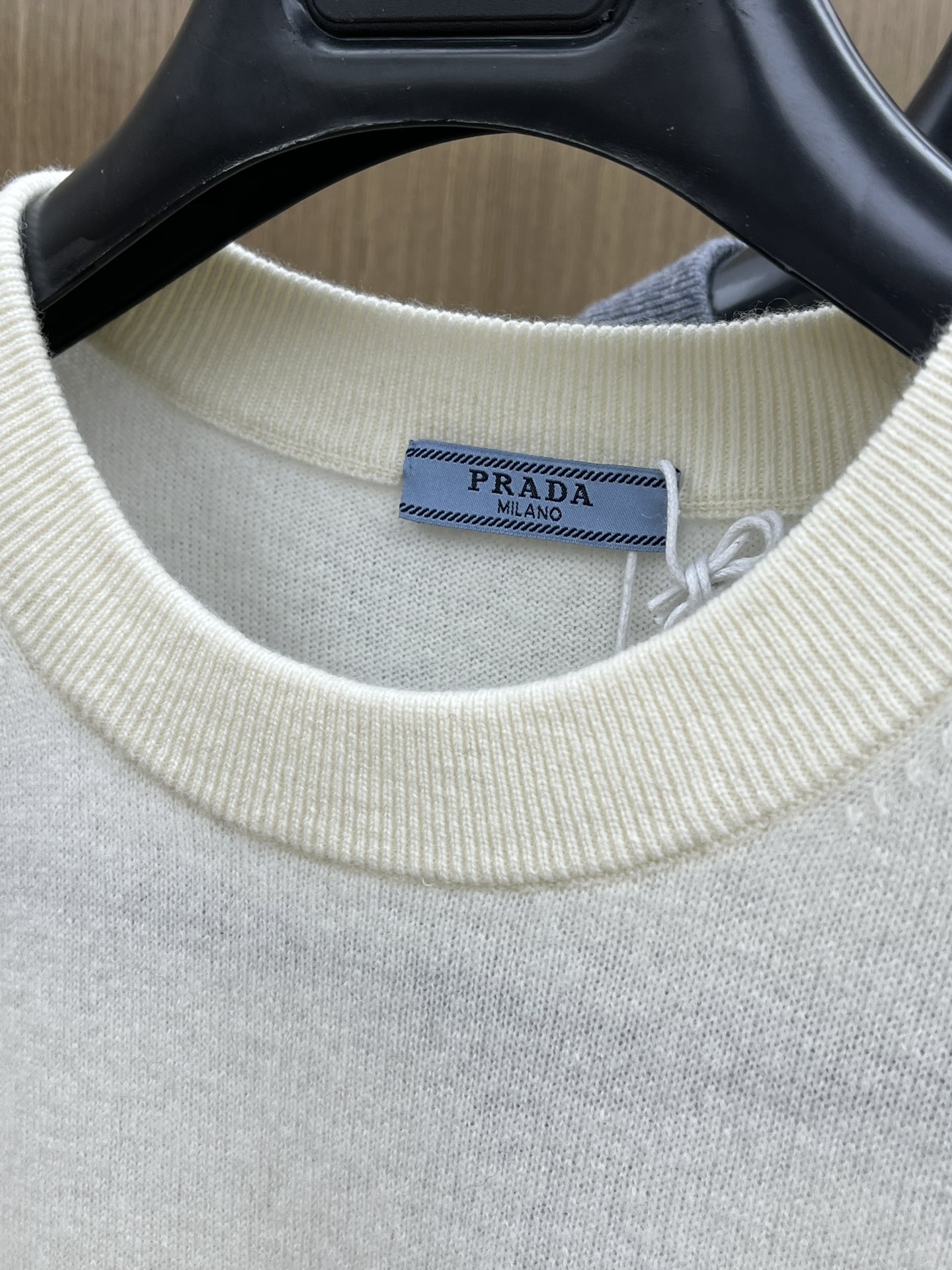 秋冬 PD 采用羊绒羊毛混纺纱线，保暖性佳，蓬松柔软，加倍呵护肌肤，给你轻如无物的穿着感体验。高品质天然