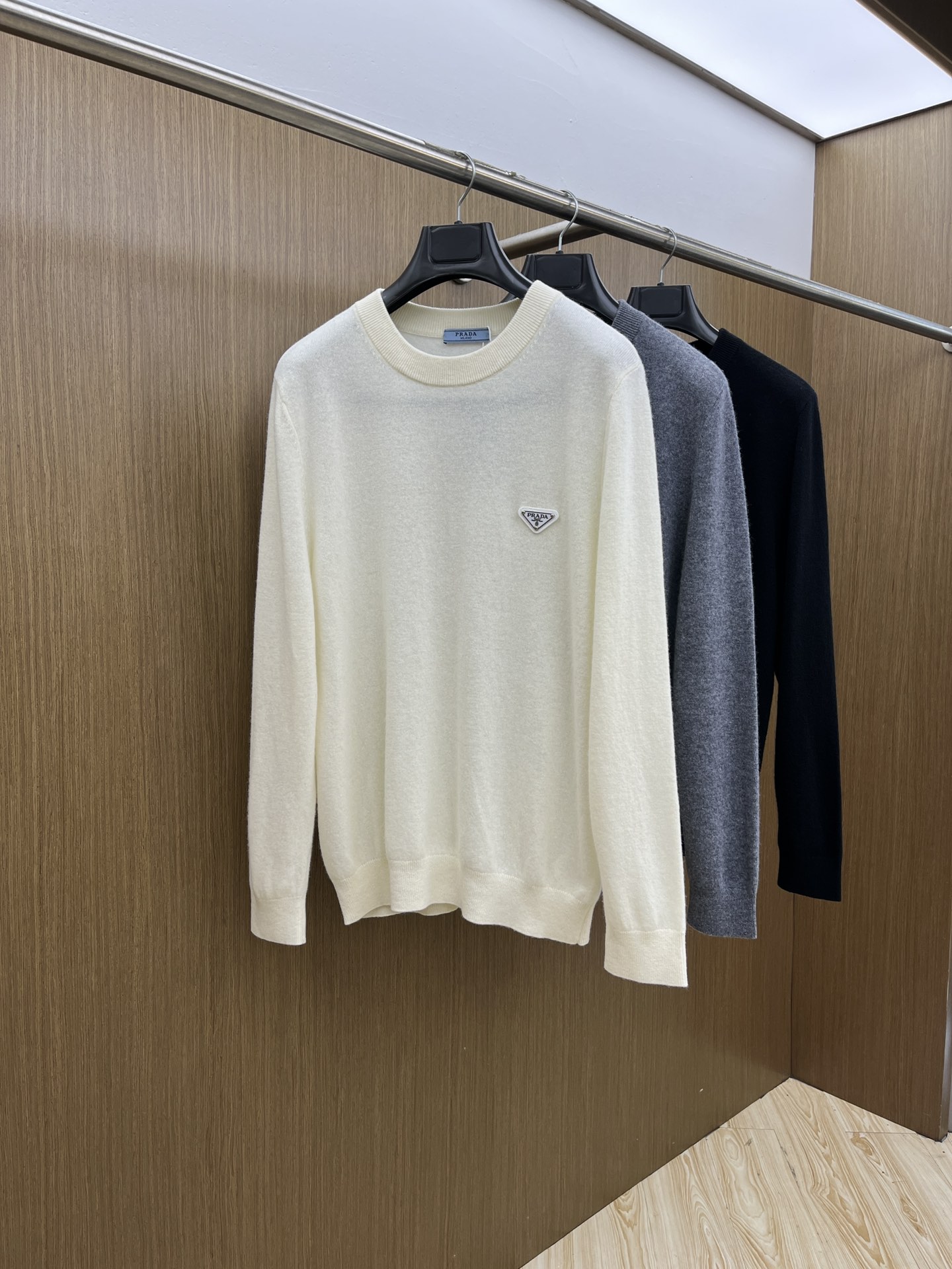 秋冬 PD 采用羊绒羊毛混纺纱线，保暖性佳，蓬松柔软，加倍呵护肌肤，给你轻如无物的穿着感体验。高品质天然