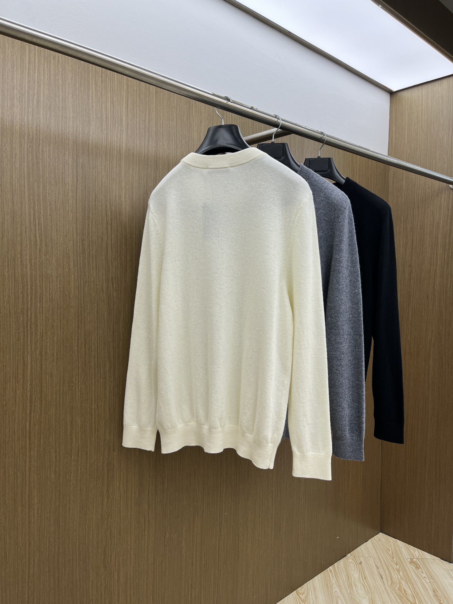 秋冬 PD 采用羊绒羊毛混纺纱线，保暖性佳，蓬松柔软，加倍呵护肌肤，给你轻如无物的穿着感体验。高品质天然