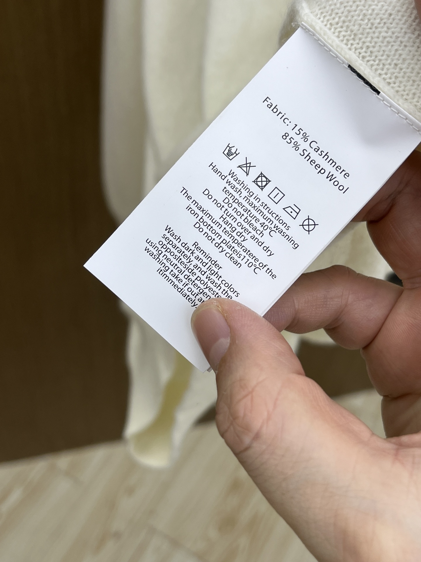 秋冬 PD 采用羊绒羊毛混纺纱线，保暖性佳，蓬松柔软，加倍呵护肌肤，给你轻如无物的穿着感体验。高品质天然