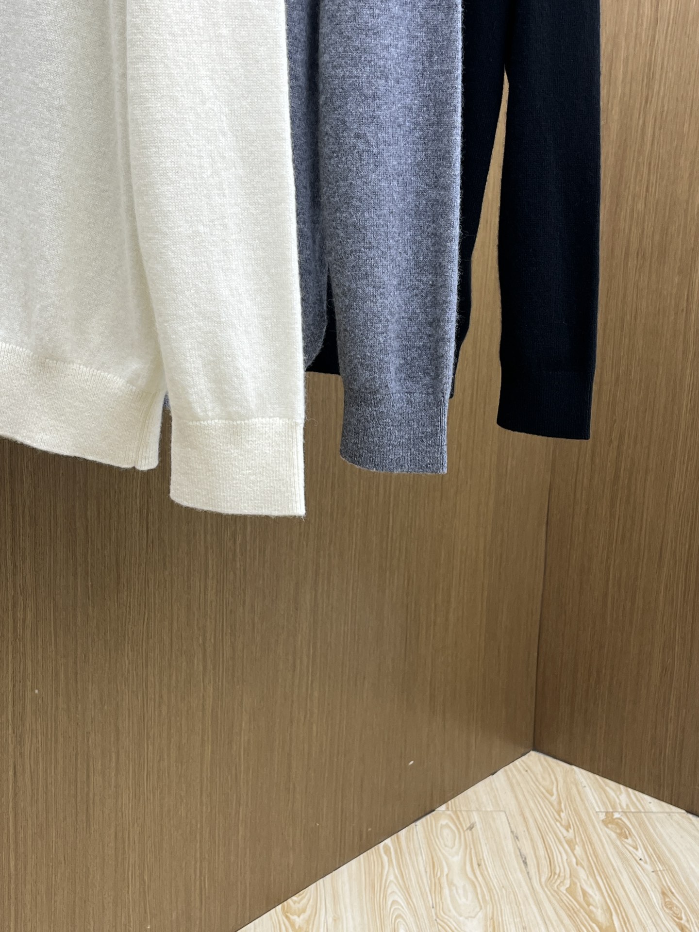 秋冬 PD 采用羊绒羊毛混纺纱线，保暖性佳，蓬松柔软，加倍呵护肌肤，给你轻如无物的穿着感体验。高品质天然