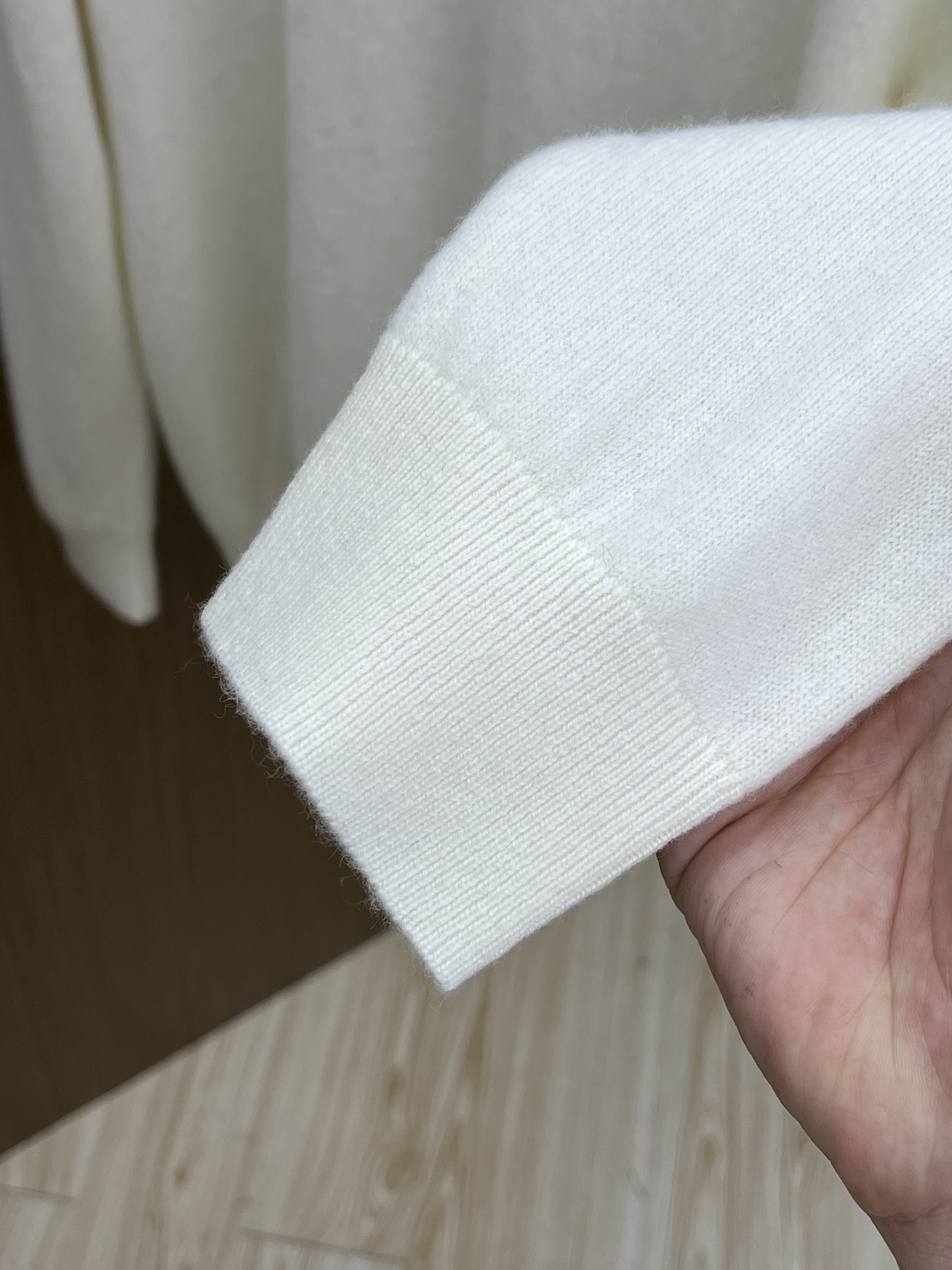 秋冬 PD 采用羊绒羊毛混纺纱线，保暖性佳，蓬松柔软，加倍呵护肌肤，给你轻如无物的穿着感体验。高品质天然