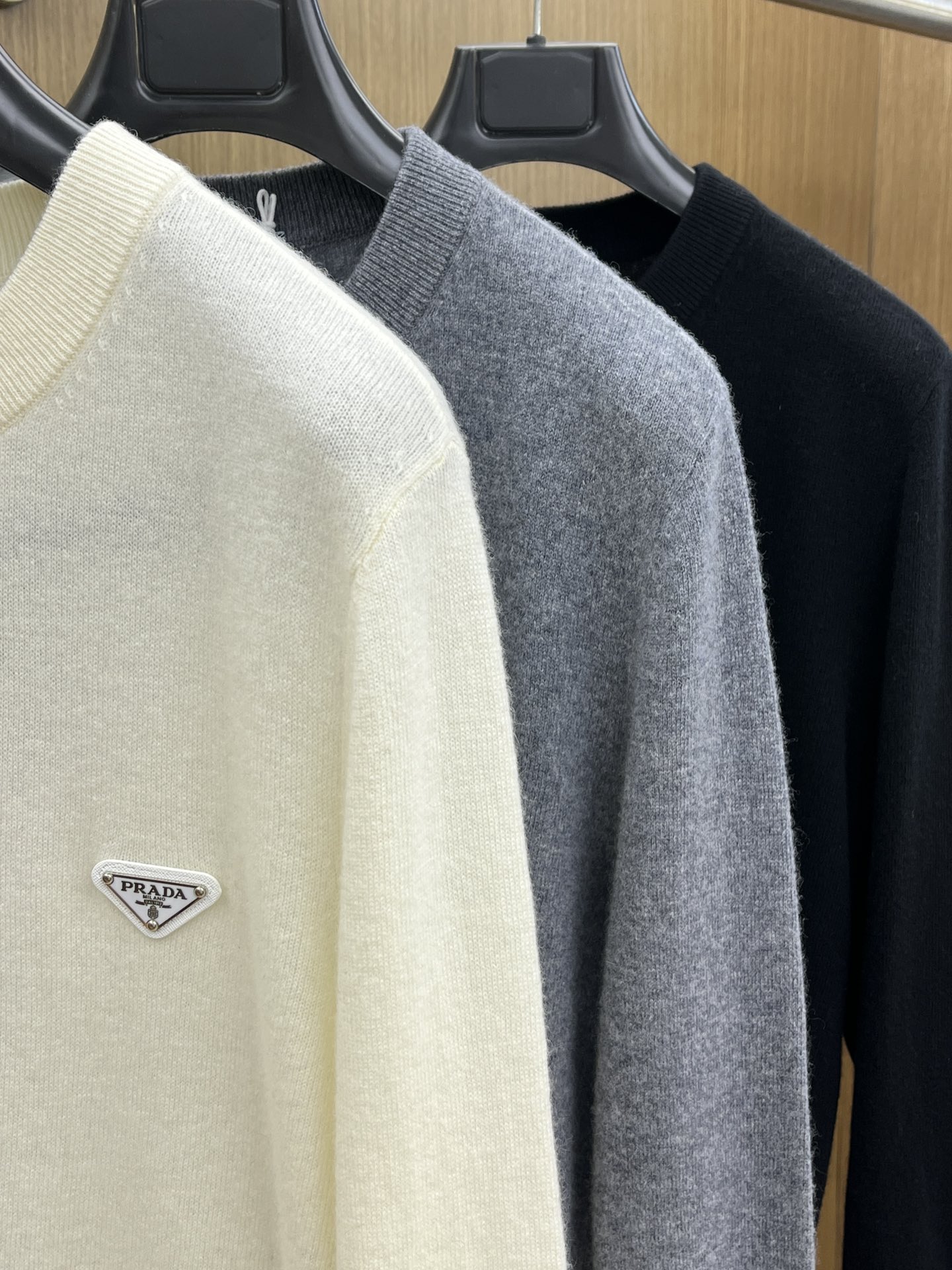 秋冬 PD 采用羊绒羊毛混纺纱线，保暖性佳，蓬松柔软，加倍呵护肌肤，给你轻如无物的穿着感体验。高品质天然