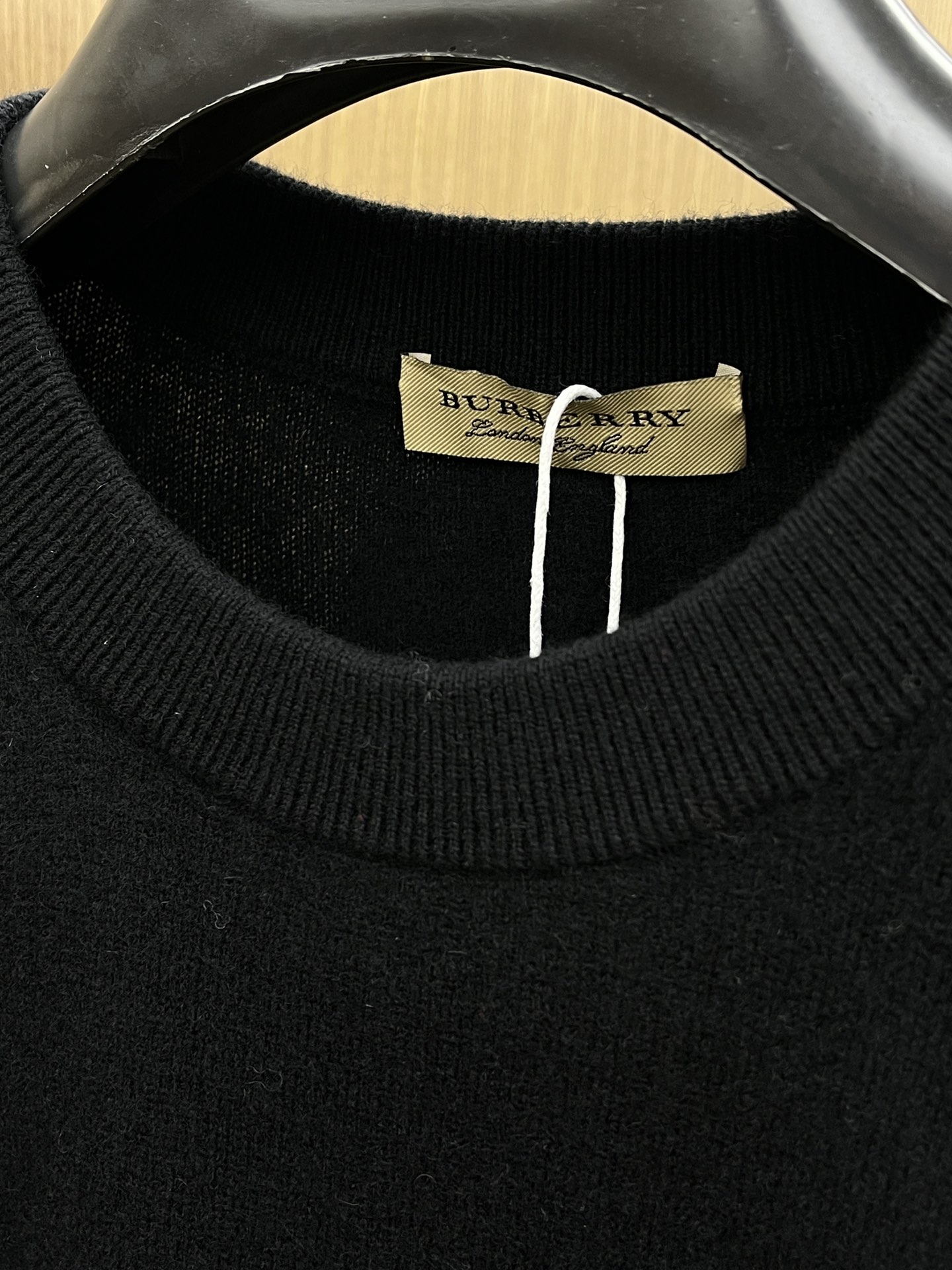 秋冬 BBR 采用羊绒羊毛混纺纱线，保暖性佳，蓬松柔软，加倍呵护肌肤，给你轻如无物的穿着感体验。高品质天