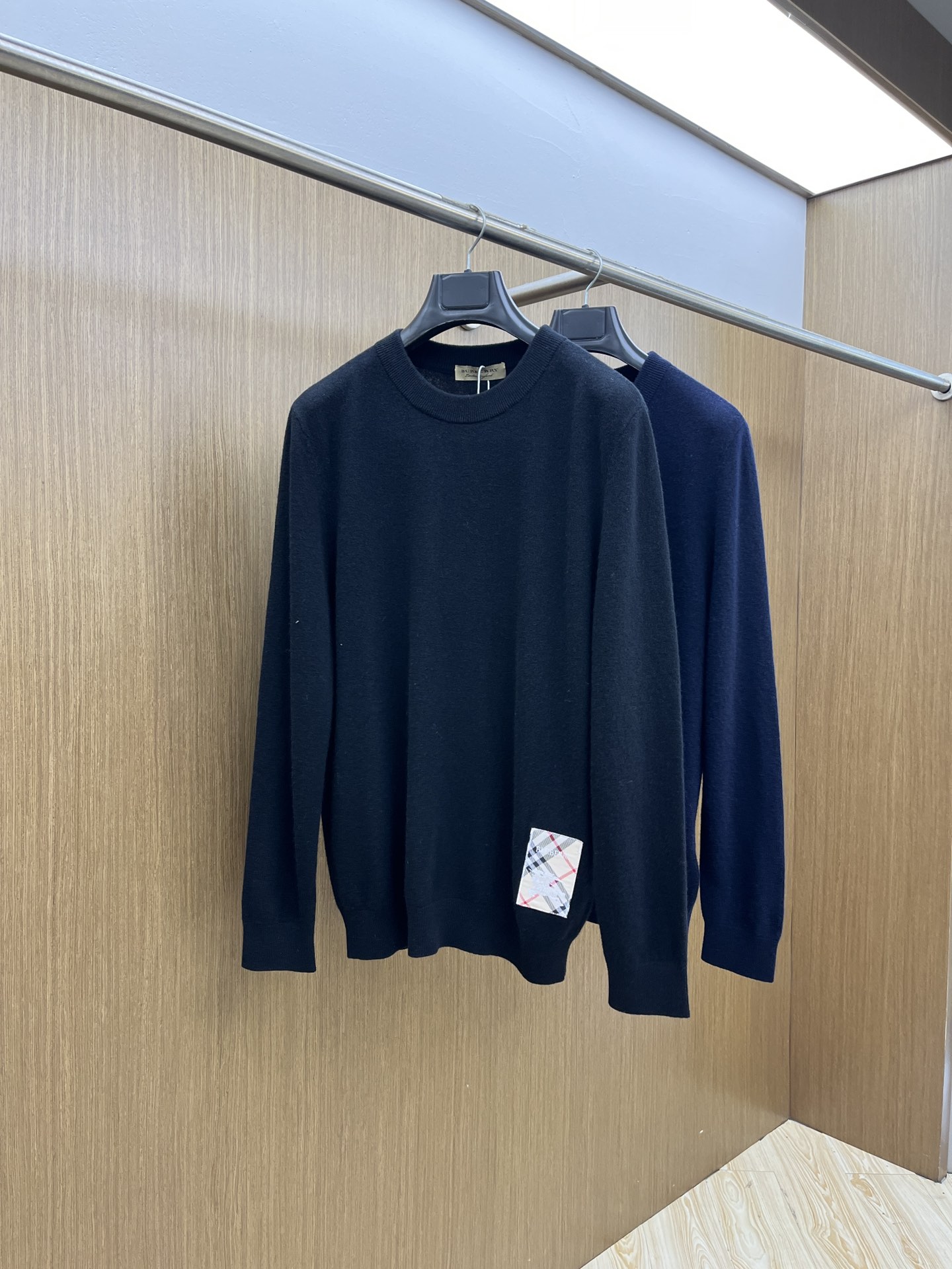 秋冬 BBR 采用羊绒羊毛混纺纱线，保暖性佳，蓬松柔软，加倍呵护肌肤，给你轻如无物的穿着感体验。高品质天