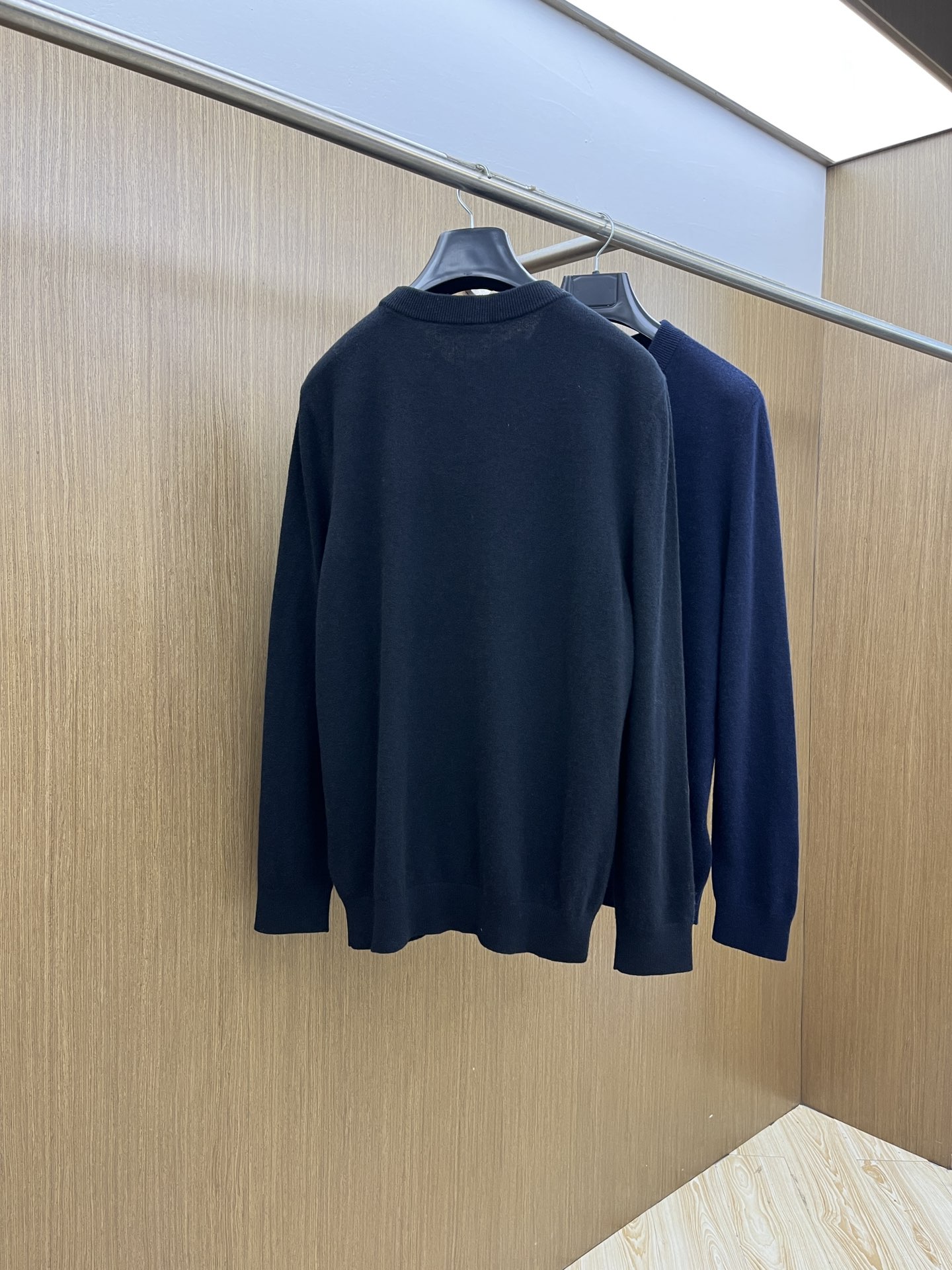 秋冬 BBR 采用羊绒羊毛混纺纱线，保暖性佳，蓬松柔软，加倍呵护肌肤，给你轻如无物的穿着感体验。高品质天