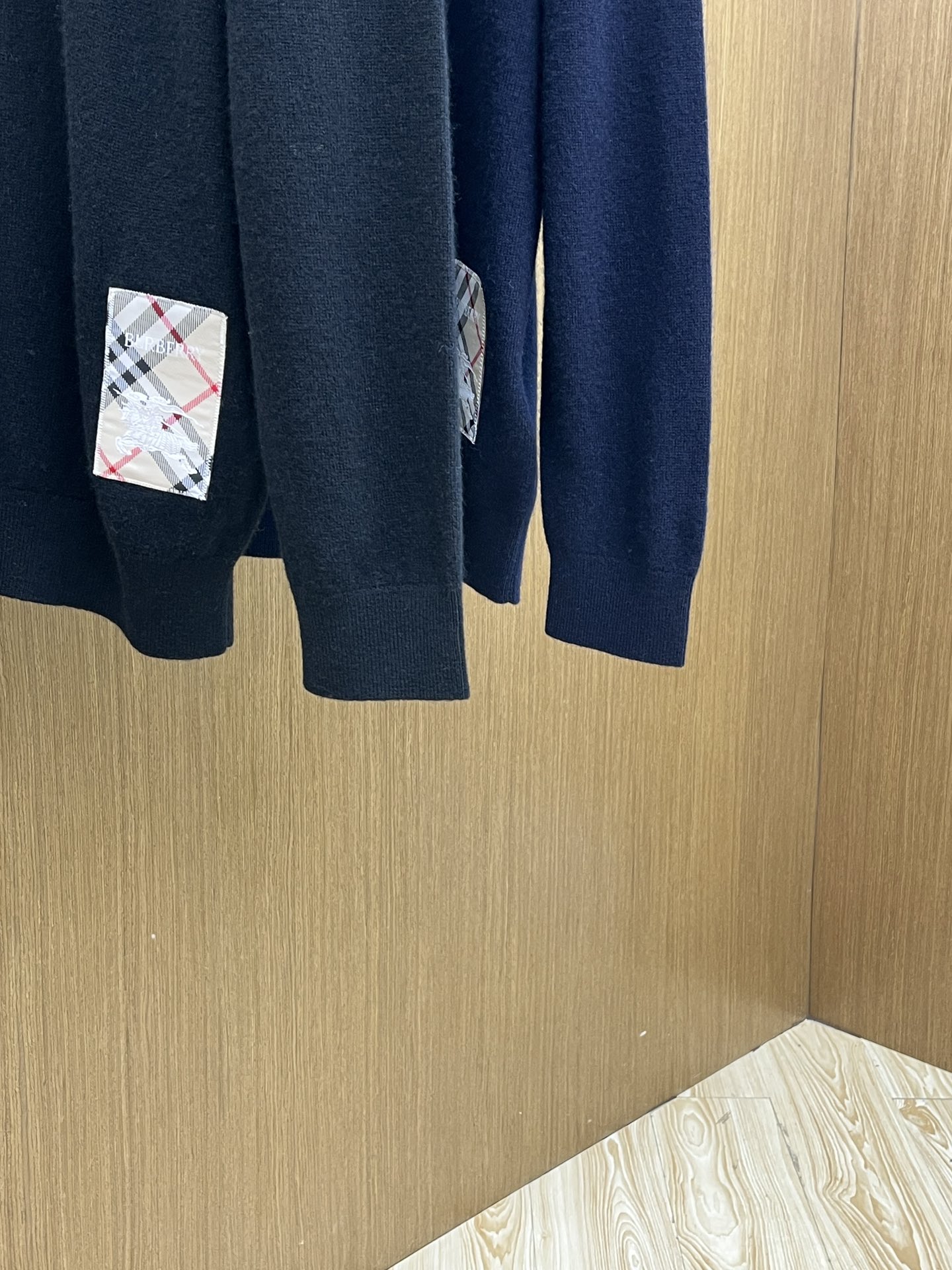 秋冬 BBR 采用羊绒羊毛混纺纱线，保暖性佳，蓬松柔软，加倍呵护肌肤，给你轻如无物的穿着感体验。高品质天