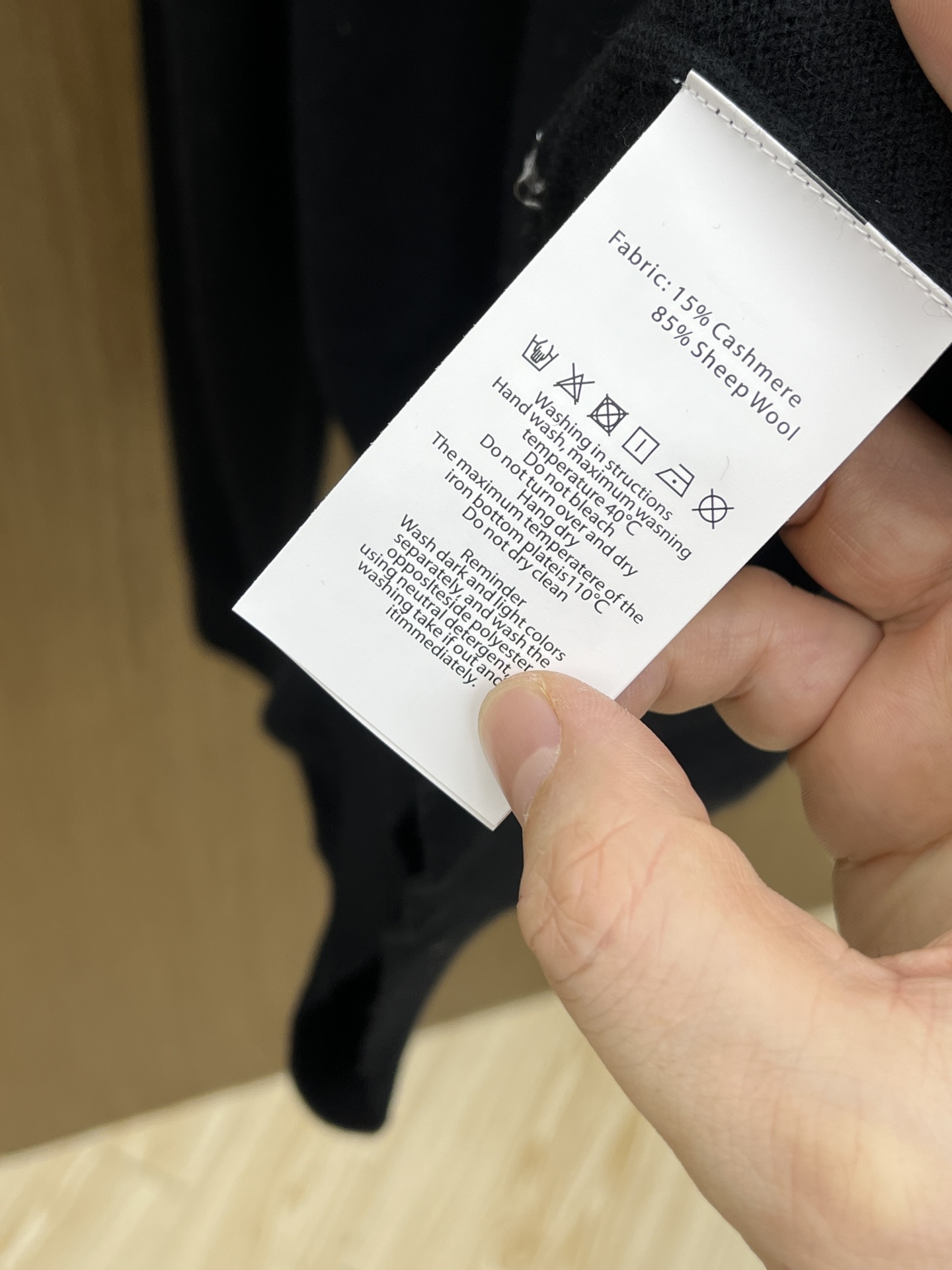 秋冬 BBR 采用羊绒羊毛混纺纱线，保暖性佳，蓬松柔软，加倍呵护肌肤，给你轻如无物的穿着感体验。高品质天