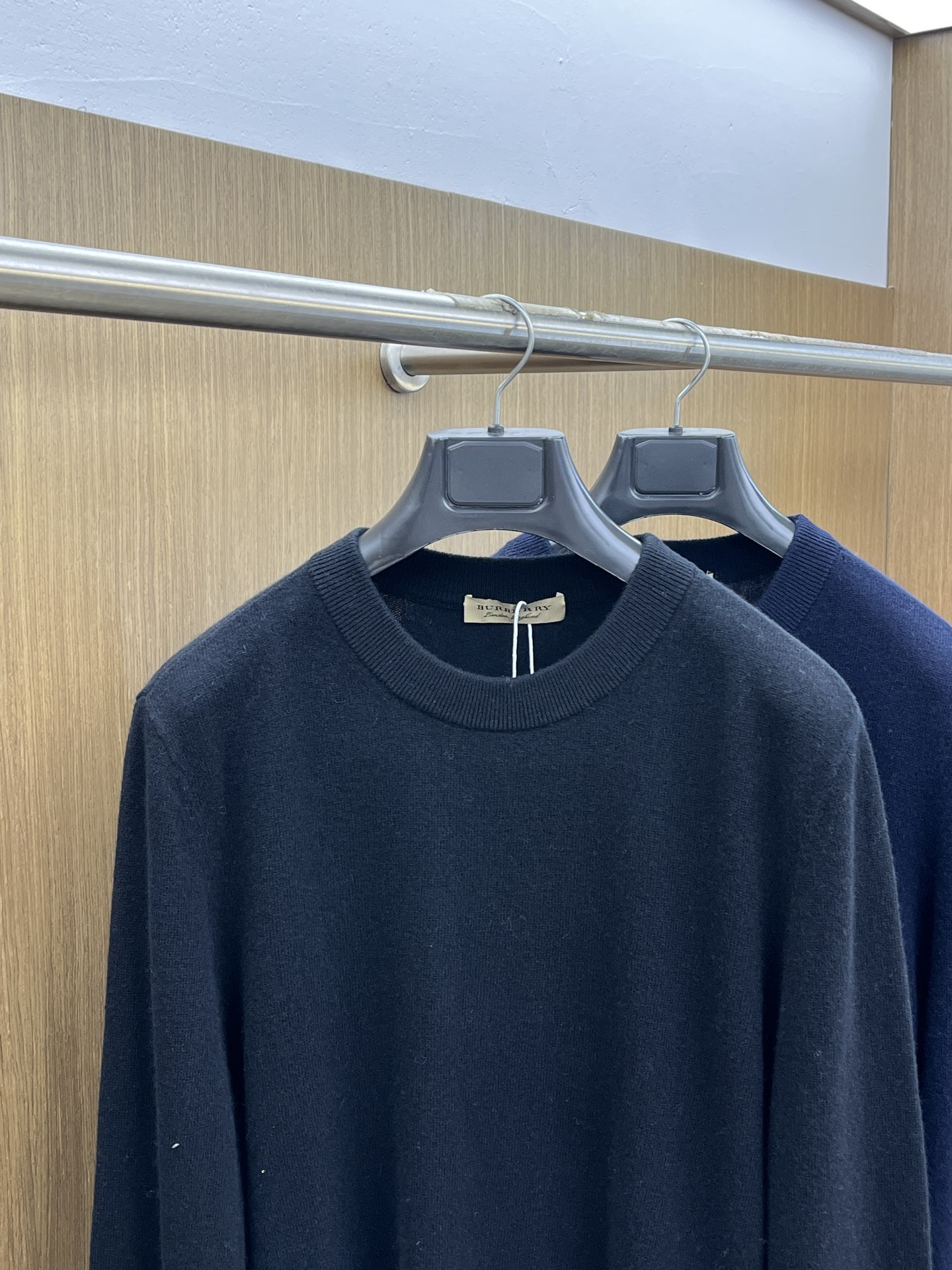 秋冬 BBR 采用羊绒羊毛混纺纱线，保暖性佳，蓬松柔软，加倍呵护肌肤，给你轻如无物的穿着感体验。高品质天