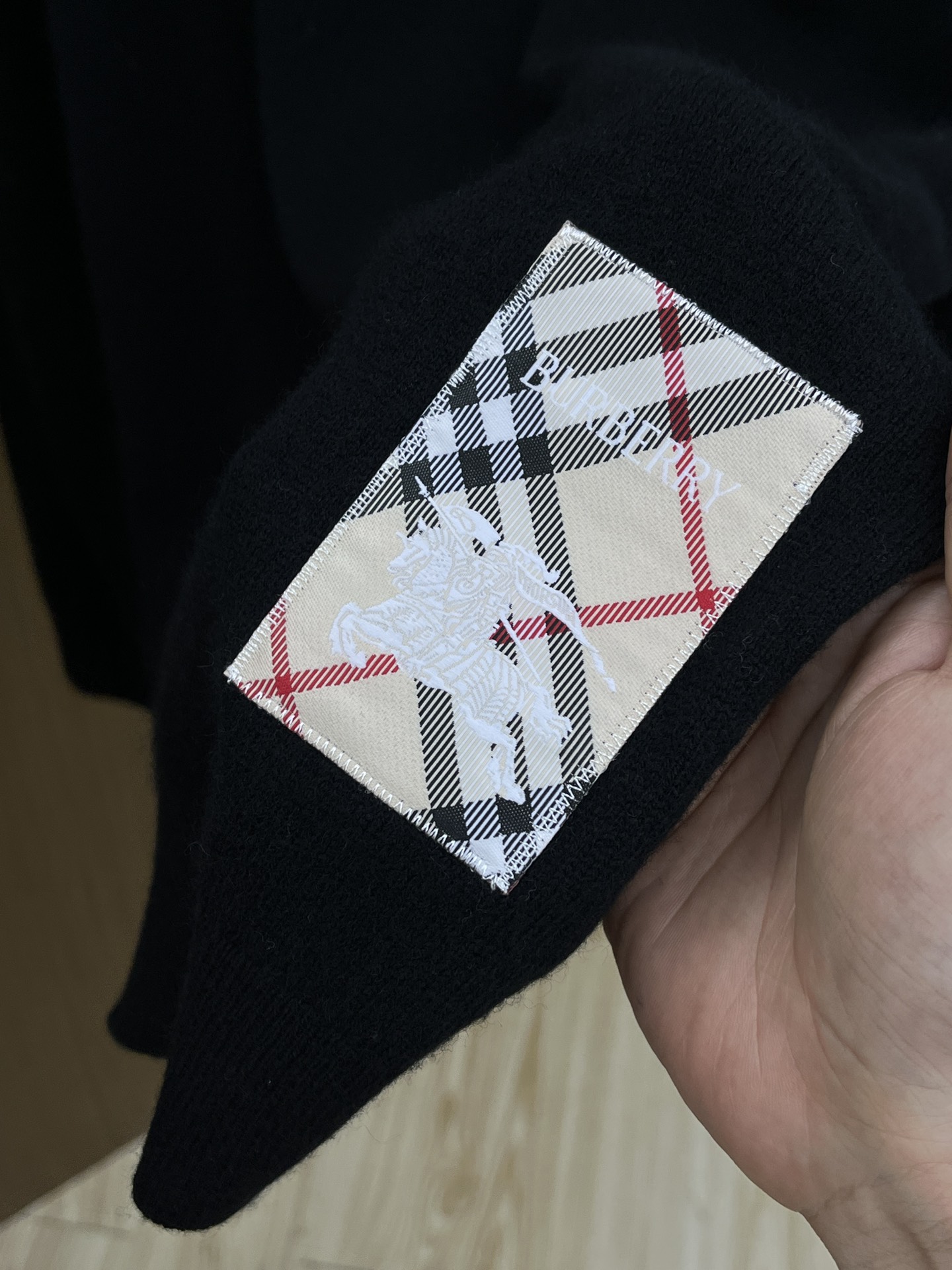 秋冬 BBR 采用羊绒羊毛混纺纱线，保暖性佳，蓬松柔软，加倍呵护肌肤，给你轻如无物的穿着感体验。高品质天