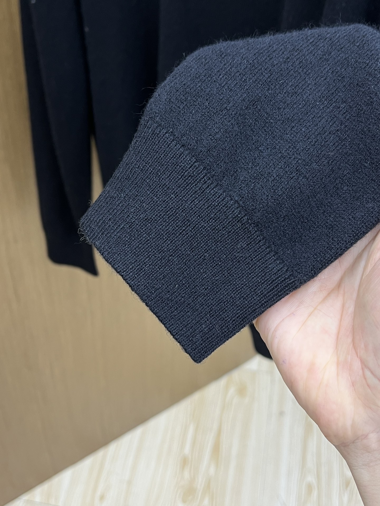 秋冬 BBR 采用羊绒羊毛混纺纱线，保暖性佳，蓬松柔软，加倍呵护肌肤，给你轻如无物的穿着感体验。高品质天