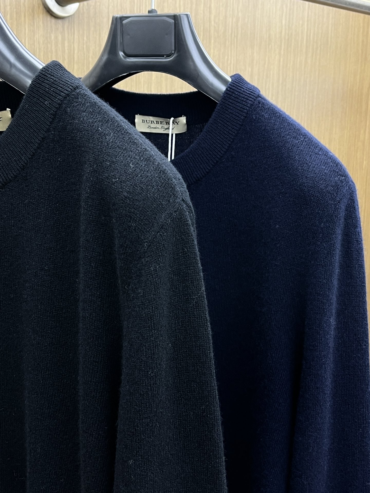 秋冬 BBR 采用羊绒羊毛混纺纱线，保暖性佳，蓬松柔软，加倍呵护肌肤，给你轻如无物的穿着感体验。高品质天